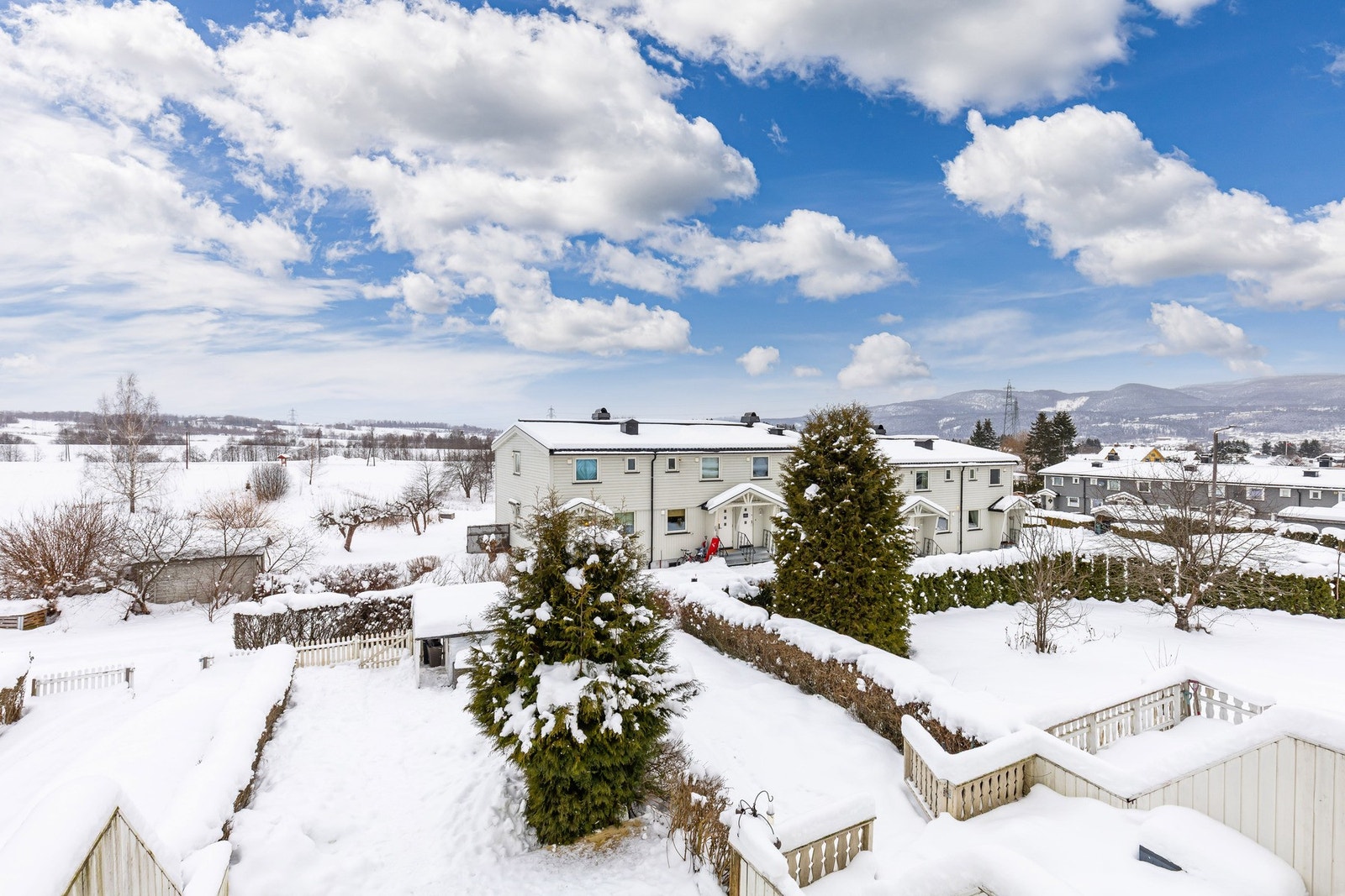 Rekkehuset ligger i et rolig og barnevennlig boligområde i Mjøndalen i Drammen kommune. Galleribilde