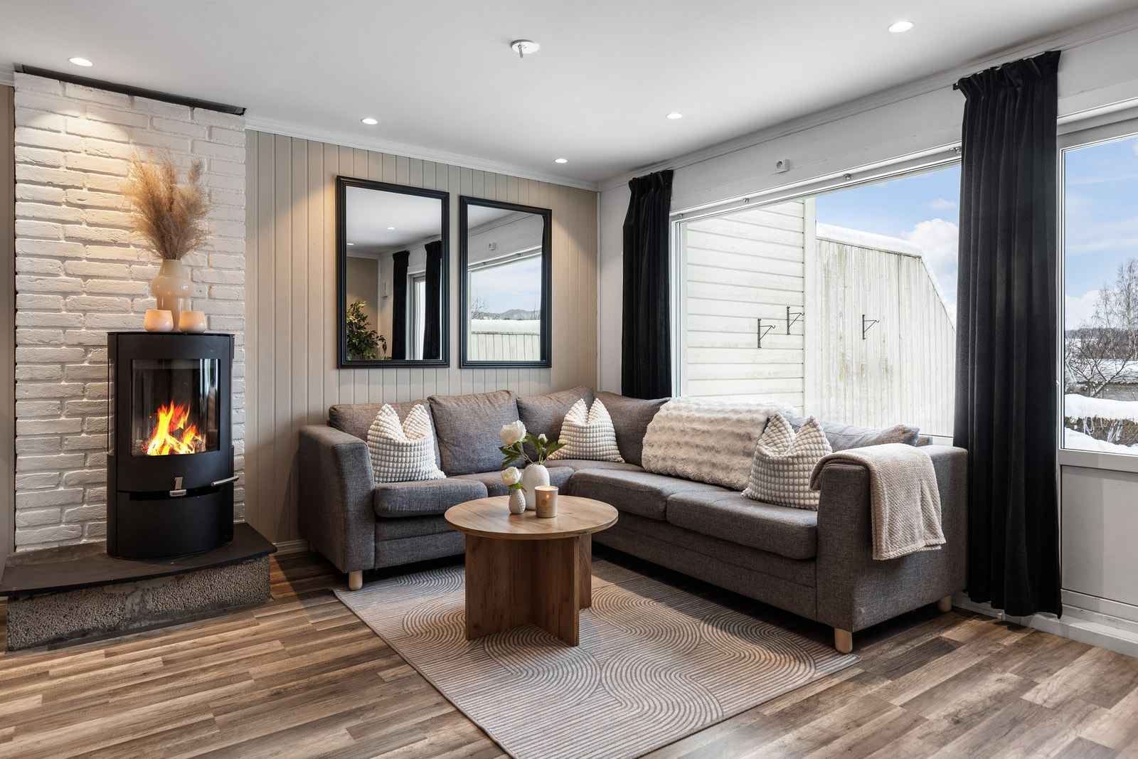 Her er det god plass til sofagruppe med tilhørende møblement foran den flotte peisen. Galleribilde