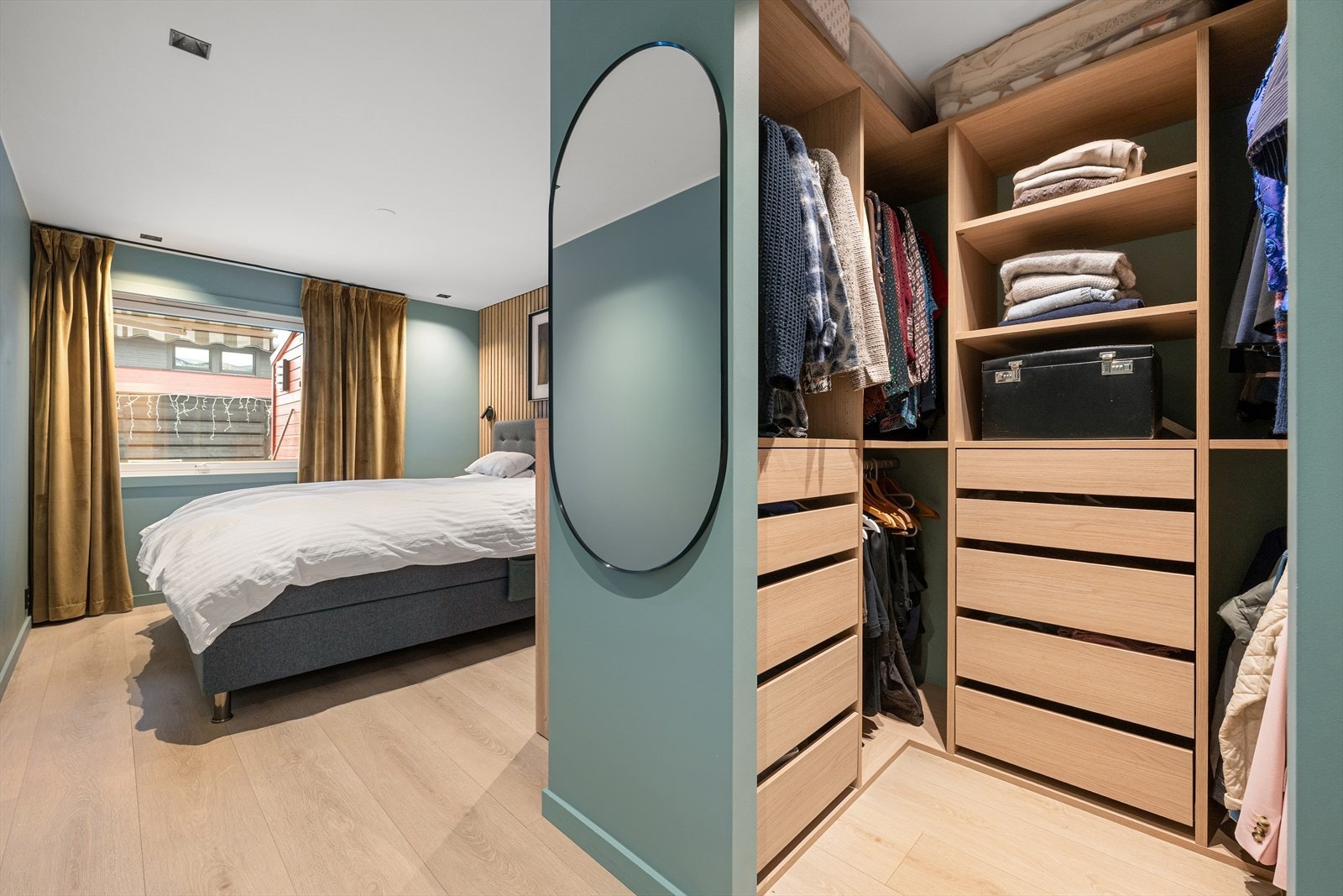 Soverommet er av god størrelse og vender ut mot rolige omgivelser og terrassen. Galleribilde