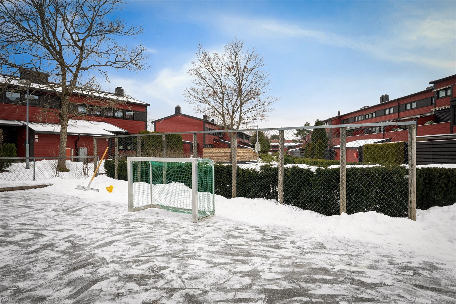 Borettslaget har flere attraktive lekeplasser internt på området, samt store friområder rett utenfor inngangsdøren. Galleribilde