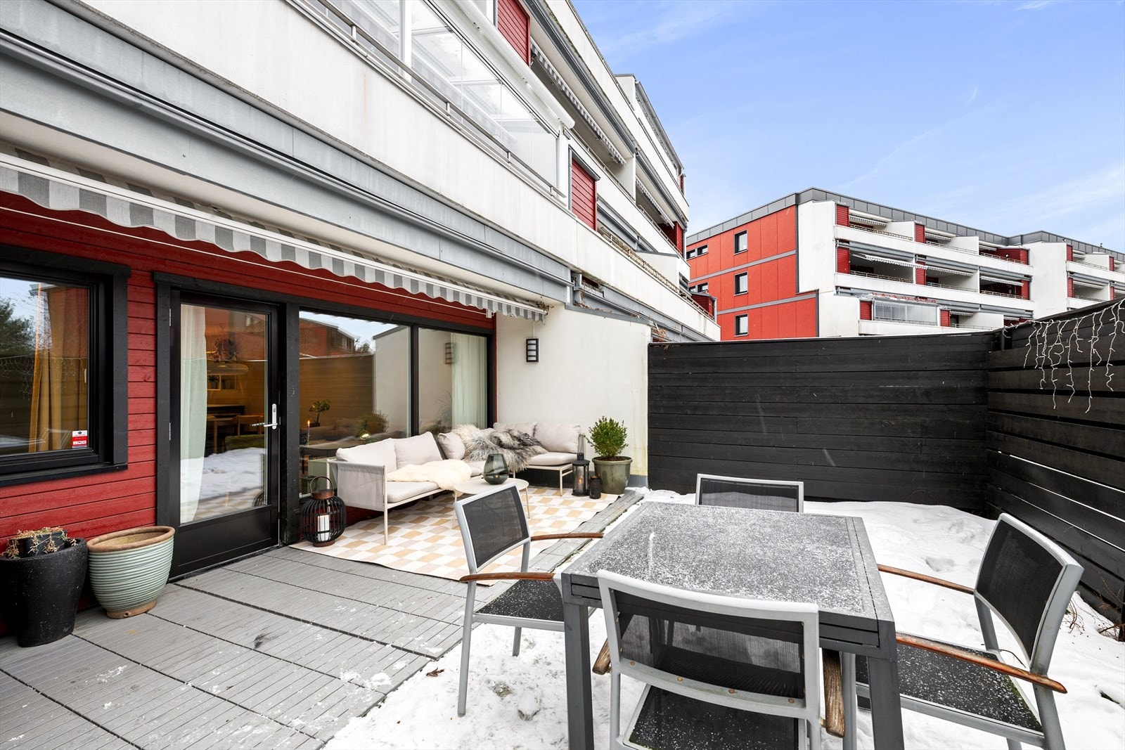 Fra stuen er det utgang til en meget delikat sydvestvendt terrasse på ca. 28 kvm med god plass til utemøblement, grill m.m. Galleribilde