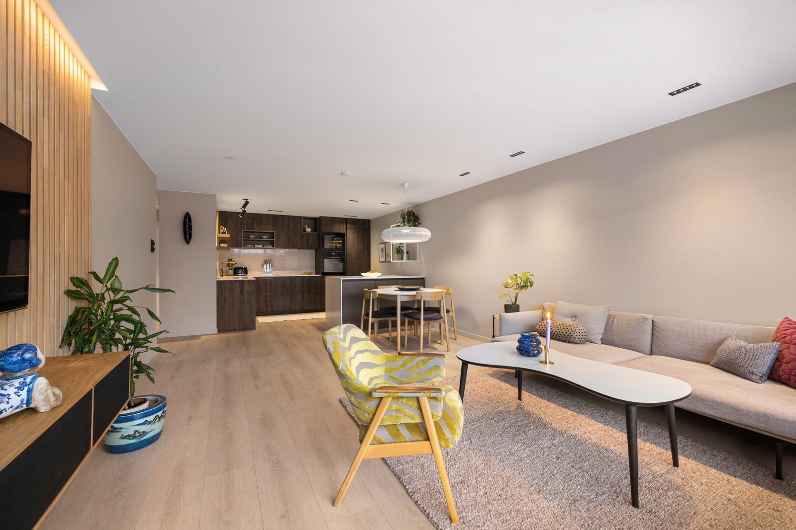 Leilighetens kjøkken ligger i praktisk åpen løsning. Galleribilde