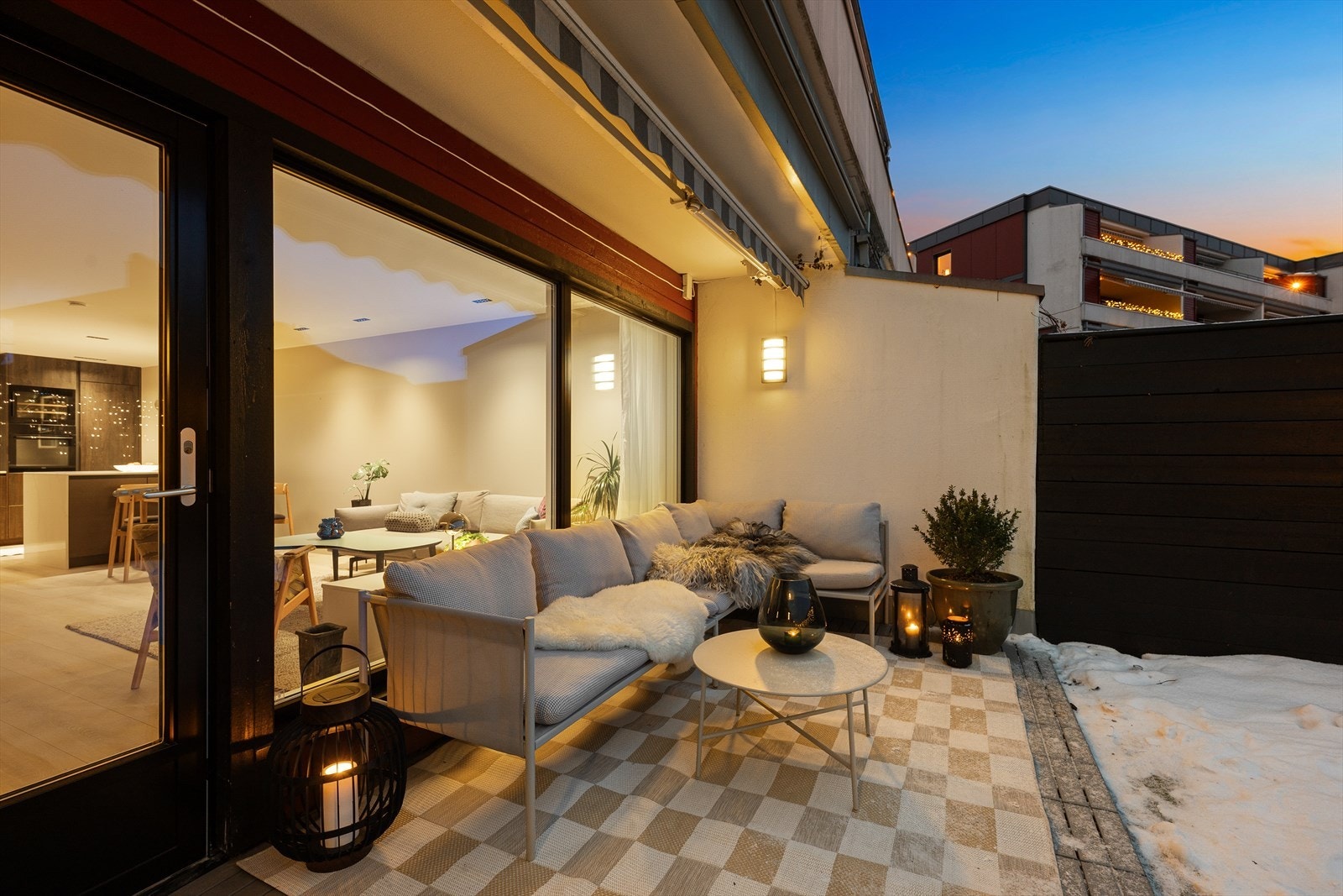 Kompositt fliser på den innerste delen av terrassegulvet og malte terrassebord på øvrig del. Galleribilde