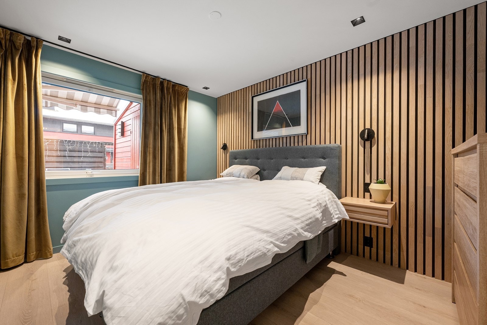 Romslig soverom med god plass til dobbeltseng, nattbord og øvrig soveromsmøblement. Galleribilde