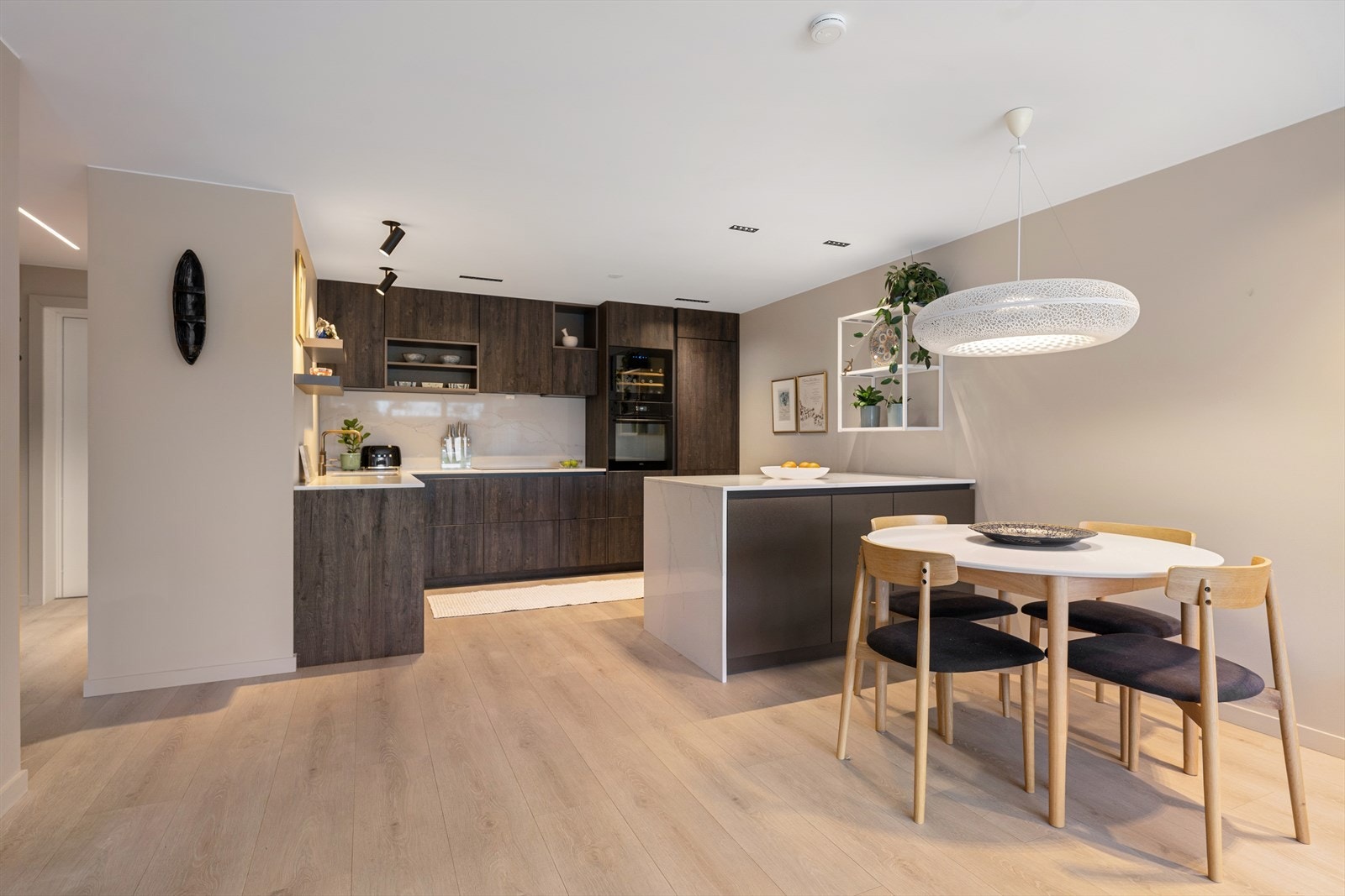 God plass til et romslig spisebord, noe som legger til rette for hyggelige middager og sosiale sammenkomster med familie og venner. Galleribilde