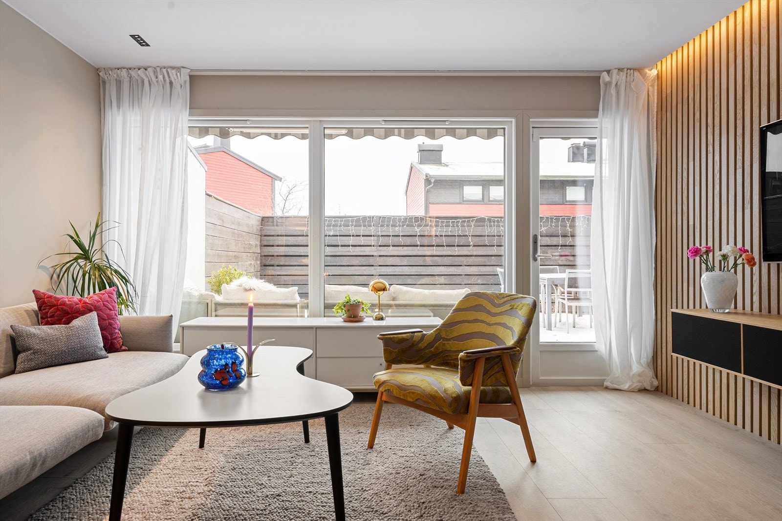 I stuen er det god plass til sofaseksjon med tilhørende medie- og oppbevaringsmøblement samt spisebord. Galleribilde