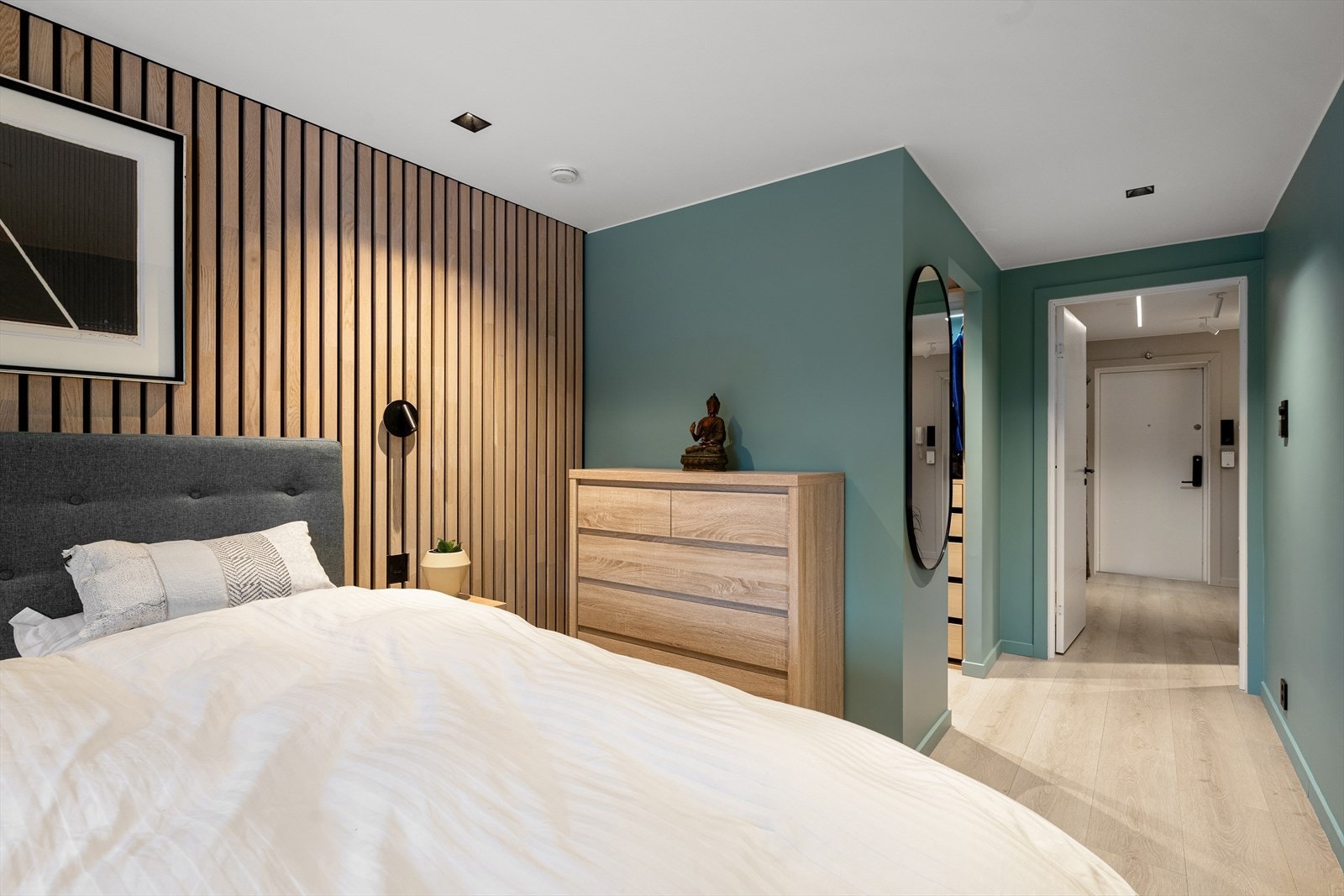 Soverommet består av en lekker spilevegg med nattbord, enstavs lyse gulv med varmefolie og ellers pene, malte overflater. Galleribilde