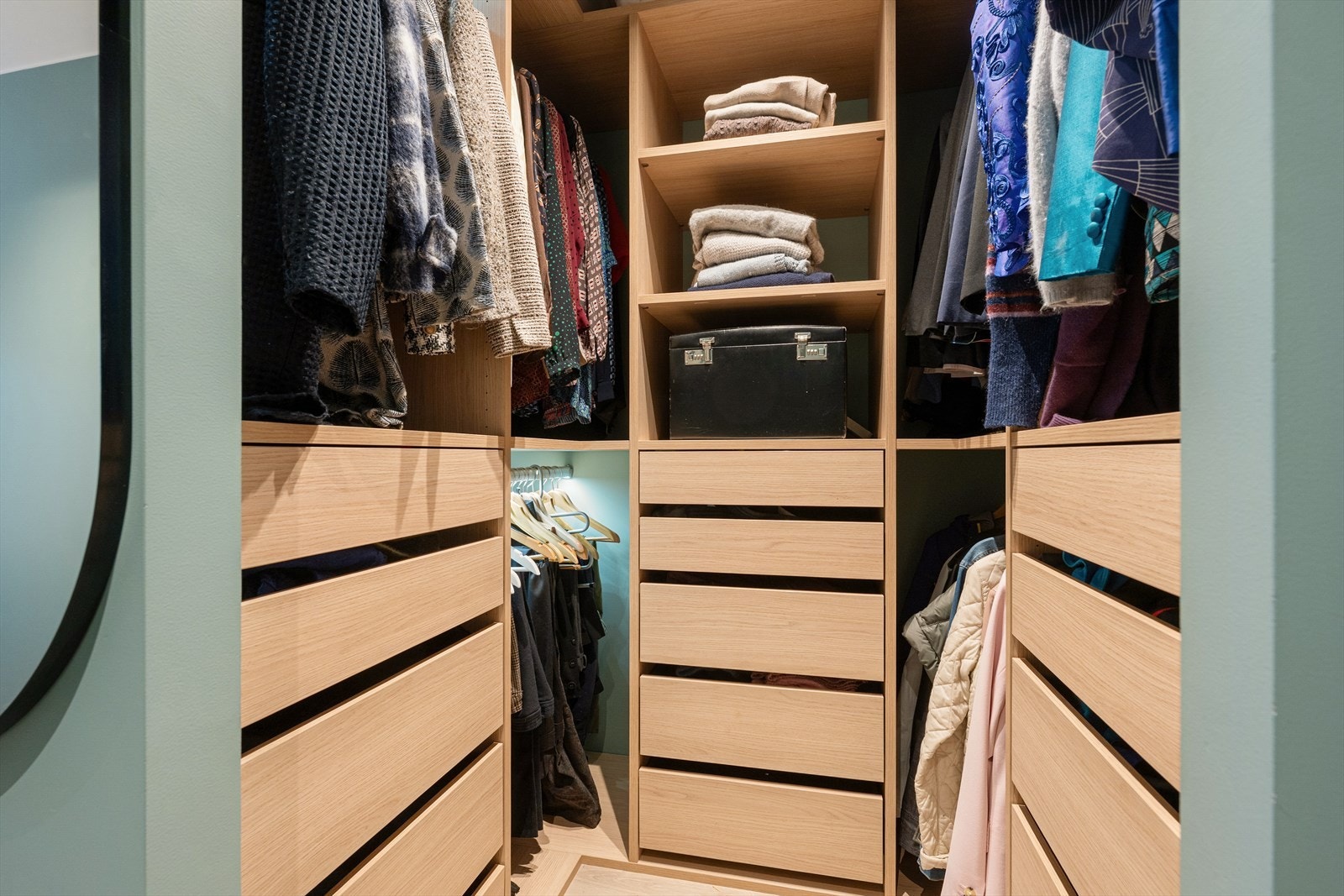 Praktisk omkledningsrom i tilknytning til soverommet. Omkledningsrommet er opprinnelig godkjent som bod i byggemeldte tegninger. Galleribilde