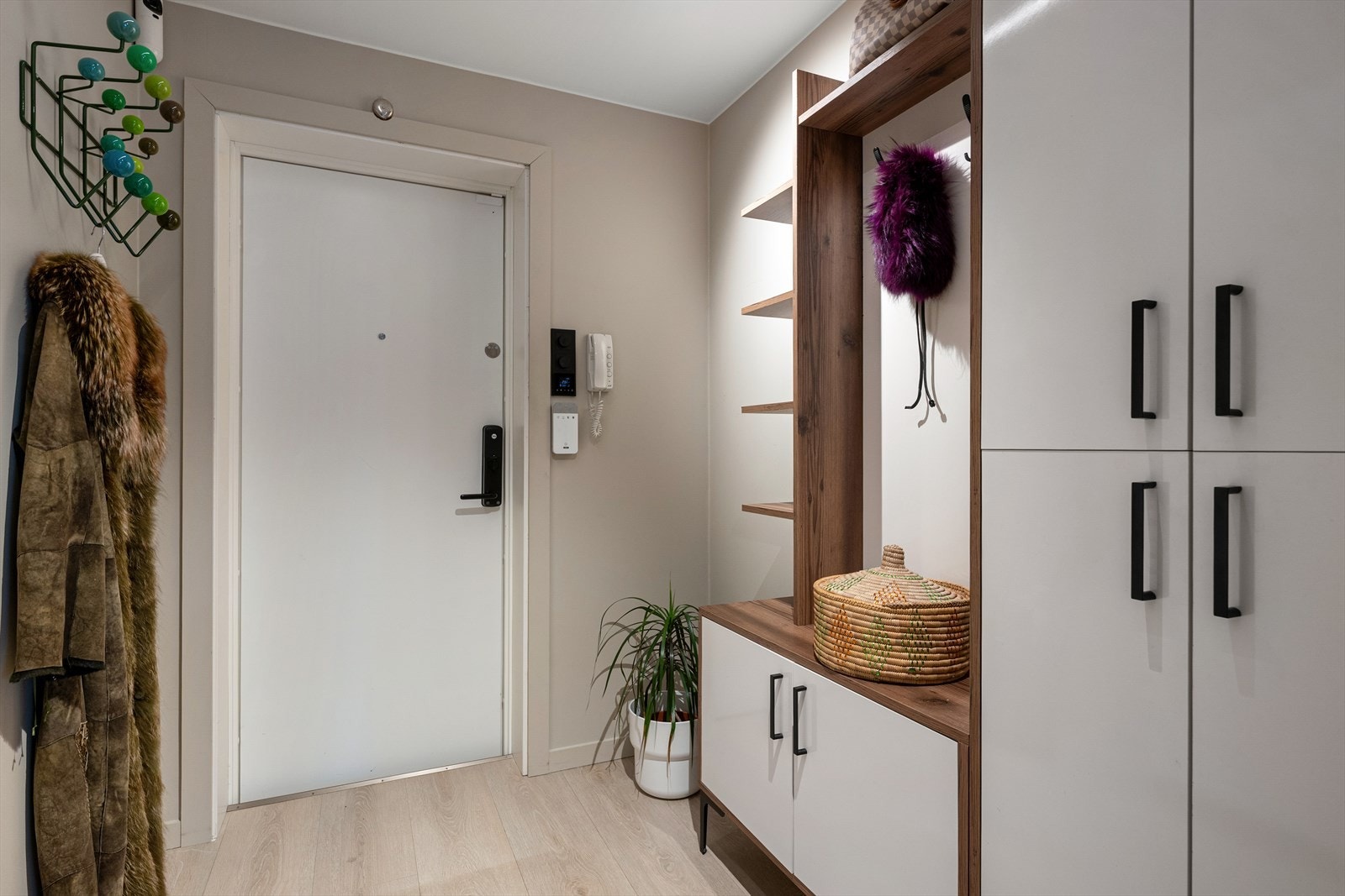 Velkommen inn! I leiligheten blir du møtt av en innbydende entré med enstavs laminatgulv med varmefolie og ellers malte flater. Galleribilde