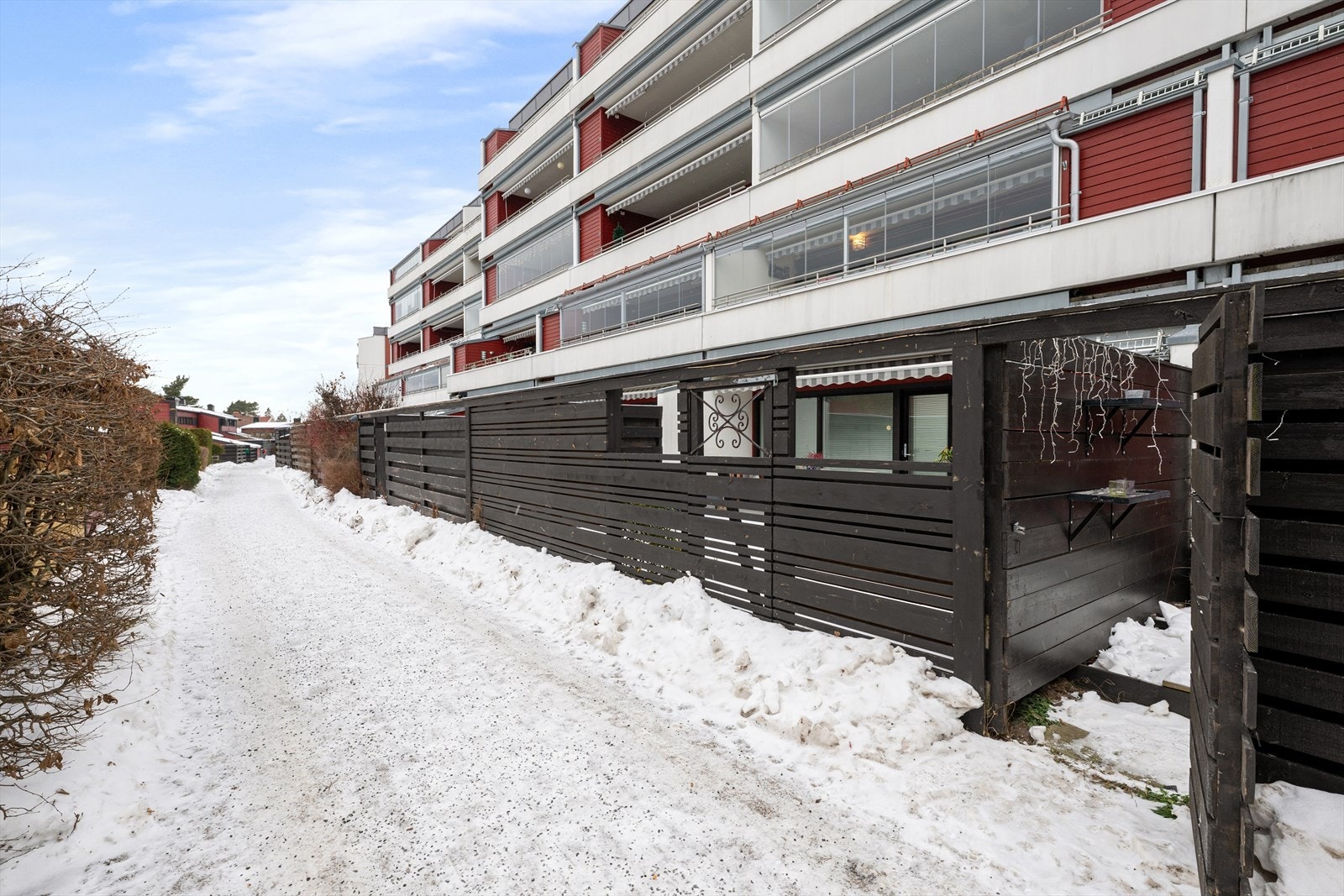 Leiligheten disponerer én bod i underetasje på 3,3 m², samt ett skap i felles kjellerbod (tidligere kjølebod). Galleribilde