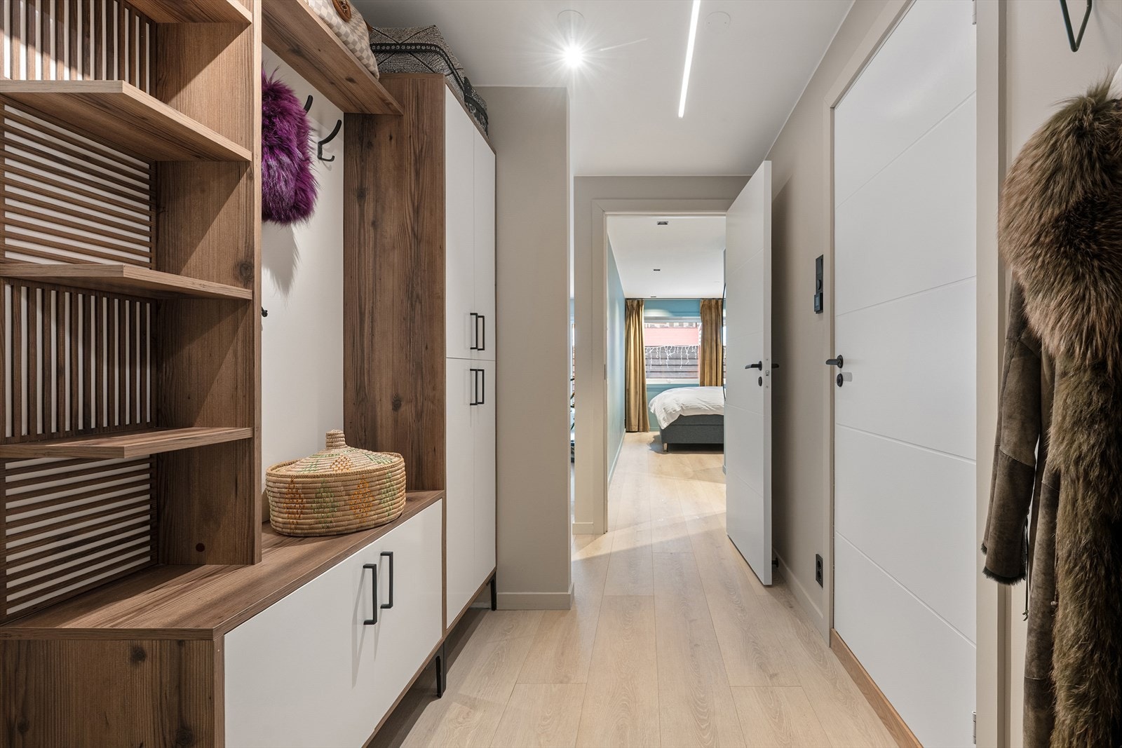 Her er det god plass til både sko og yttertøy. Montert elektrisk lås på dør. Galleribilde