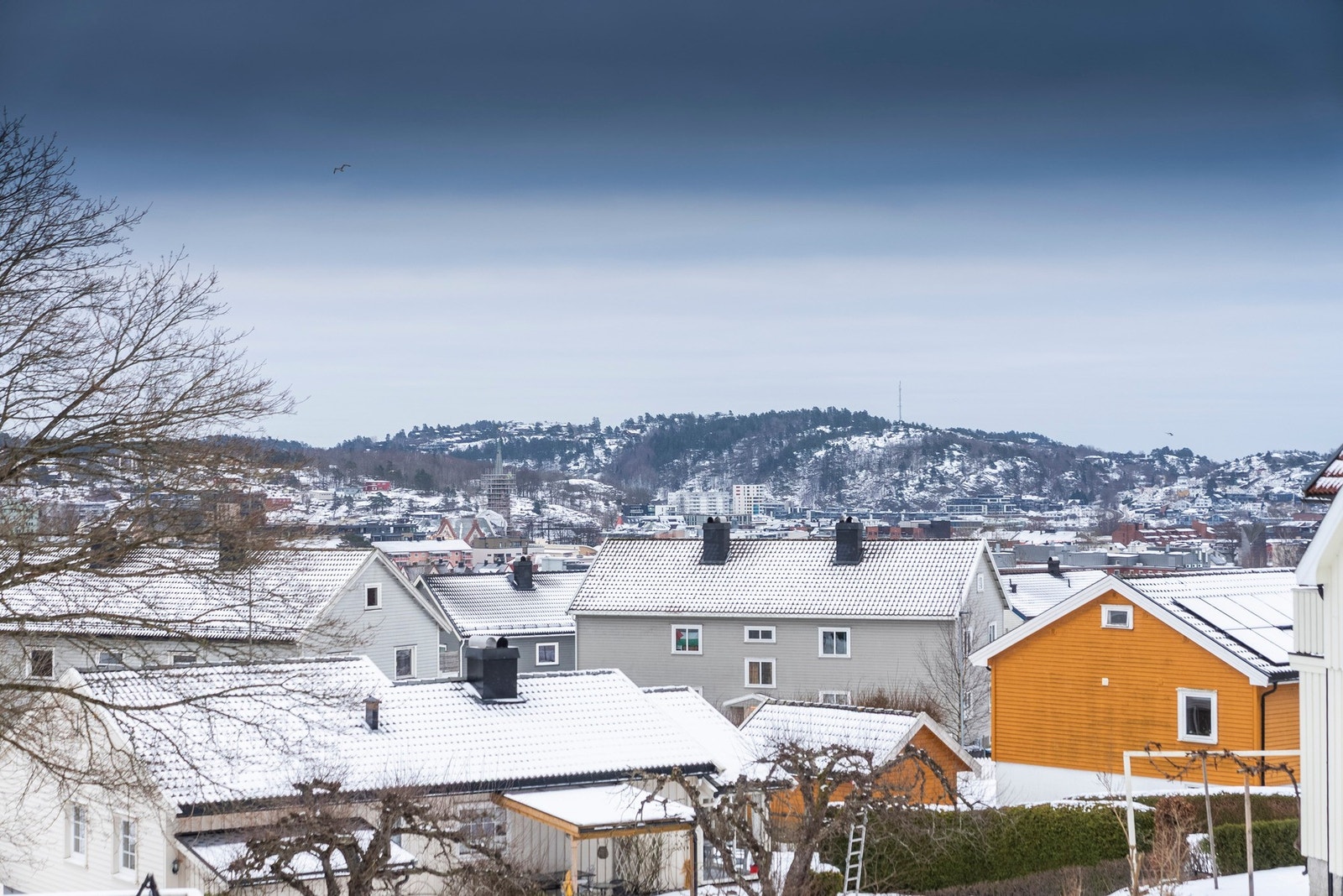 Herlig beliggenhet i en liten stikkvei med fantastisk utsikt mot sentrum Galleribilde