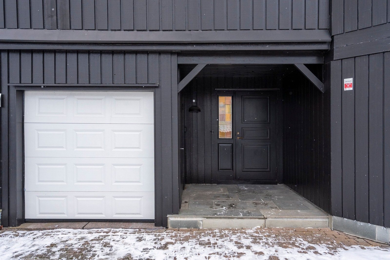 Boligen har en garasje i felles rekke, samt en liten ved inngangsparti Galleribilde