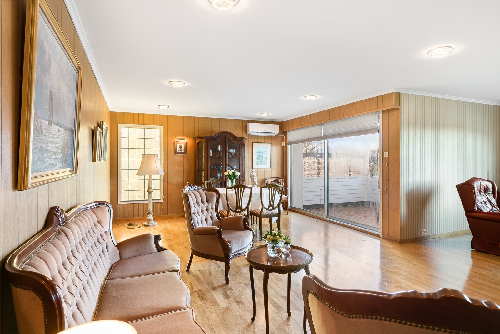 Boligen har en romslig stue i boligens første etasje som gir gode møbleringsmuligheter i ulike soner. Galleribilde