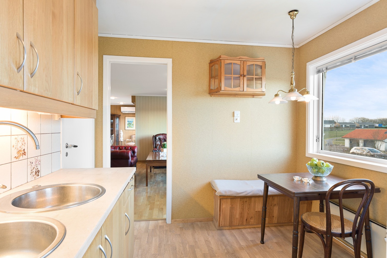 Kjøkkeninnredningen er av eldre årgang, men skiftet fronter av Oddbjørns snekkerverksted samt velholdt og funksjonelt. Galleribilde