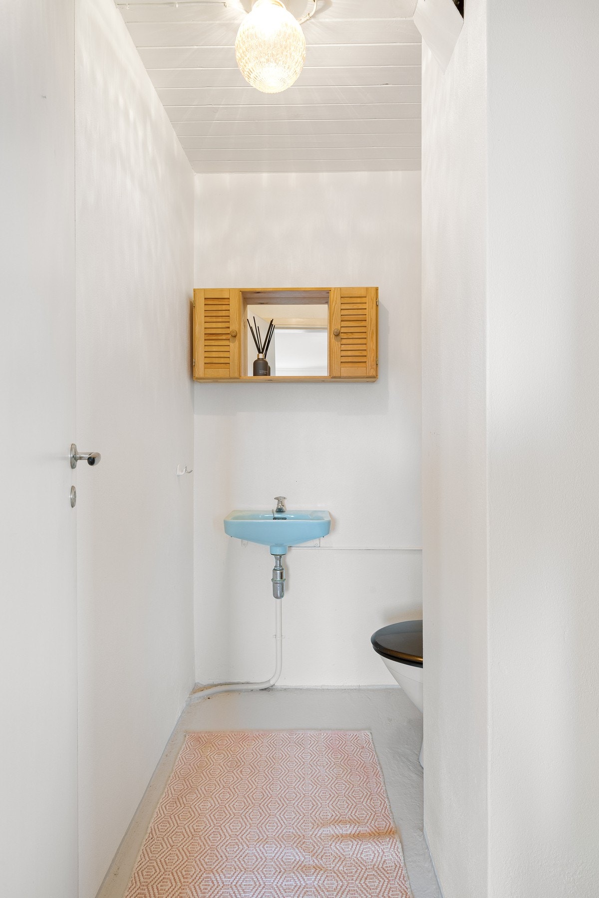 Wc-rommet ligger praktisk til i boligens første etasje både til familien og når en har besøk, rommet er utstyrt med toalett og håndvask. Galleribilde