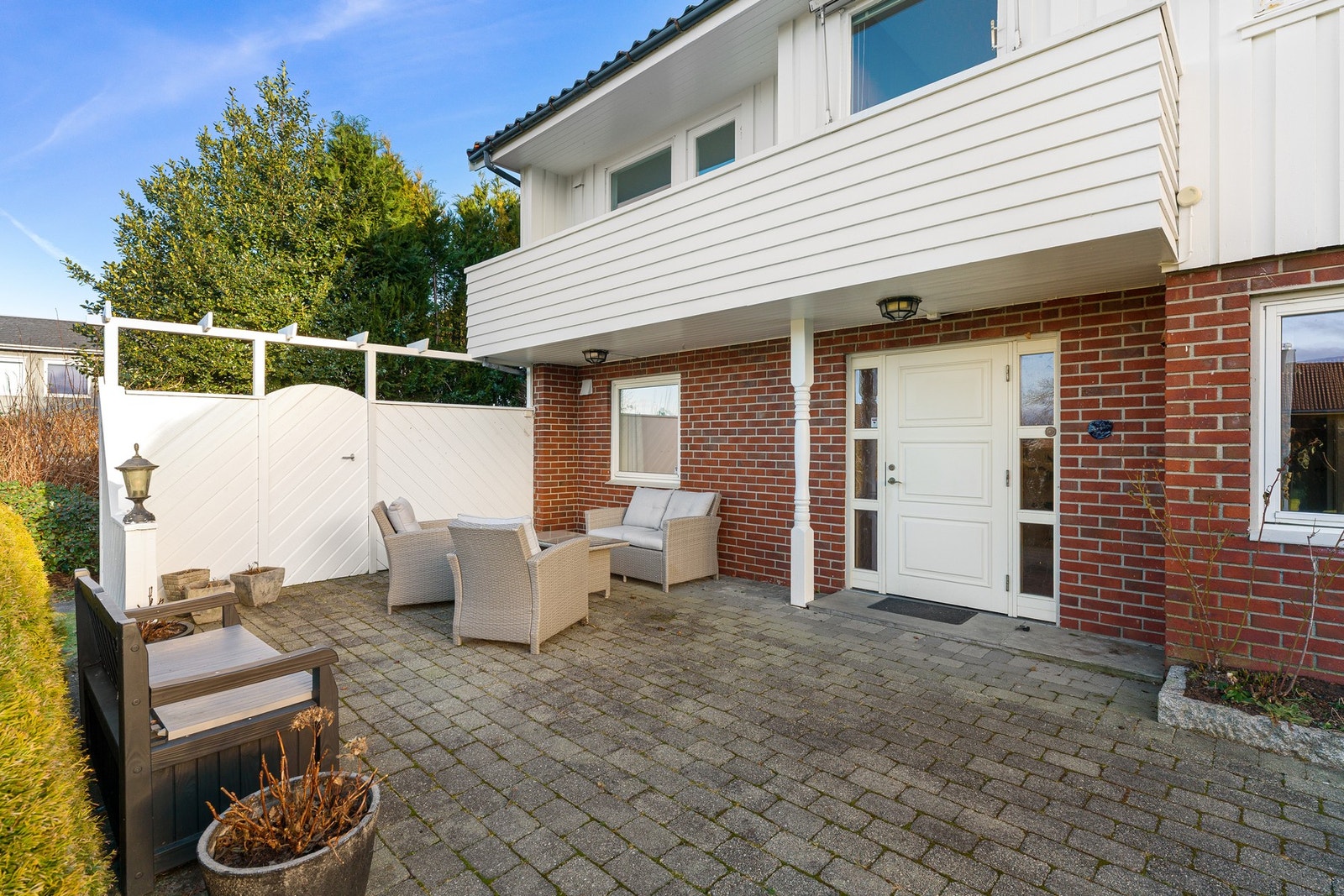 Ved inngangspartiet er det en koselig uteplass med god plass til diverse planter og hagemøbler. Galleribilde