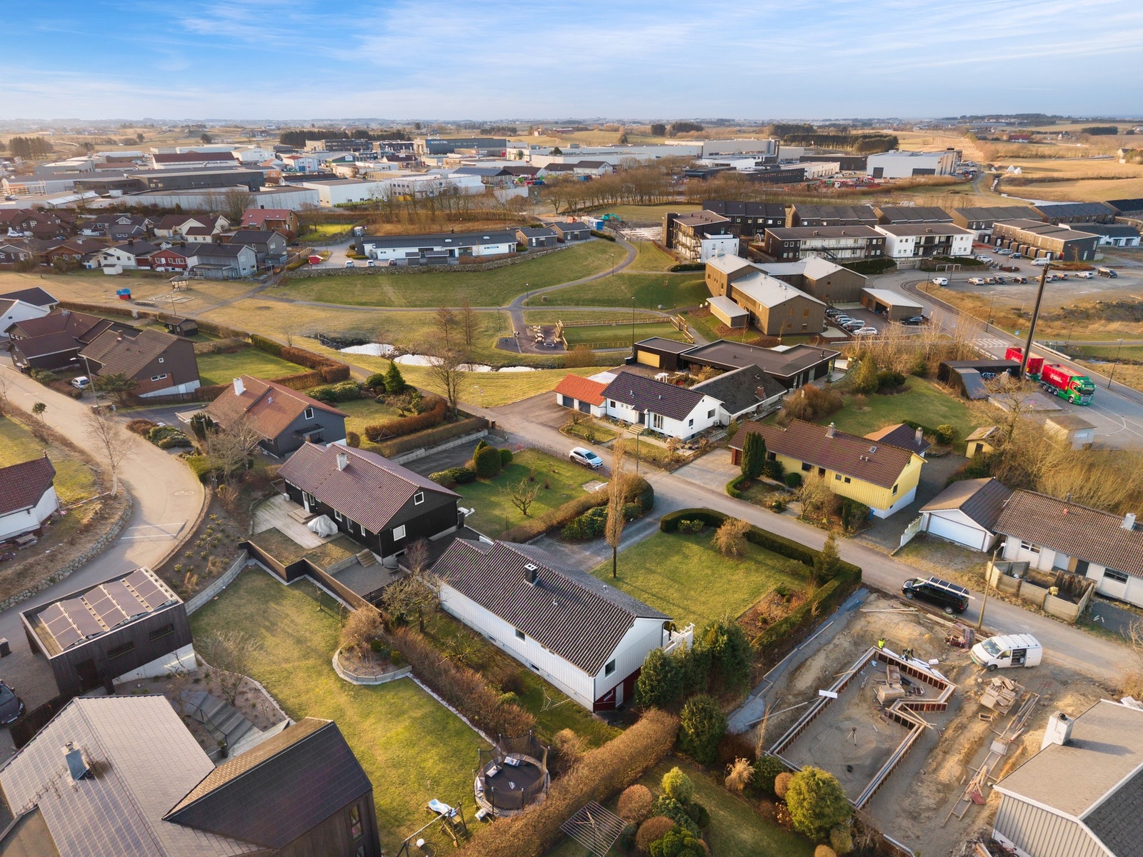 Området har kort vei til flotte turområder som kan benyttes gjennom hele året. Blant annet er det kort gangavstand til Sandtangen, et flott turområde ved Frøylandsvatnet. Langs østsiden av Frøylandsvatnet er det opparbeidet turvei fra Bryne til Kvernalan Galleribilde