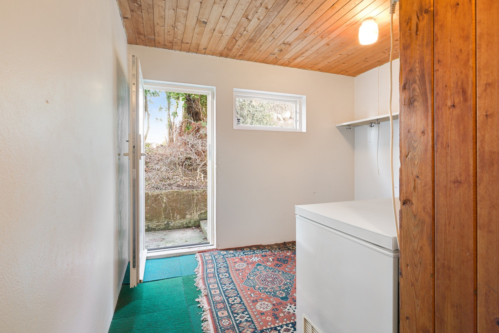 Boligen har bi-inngang med plass til garderobeløsning og oppheng av diverse ytterklær og sko. Galleribilde