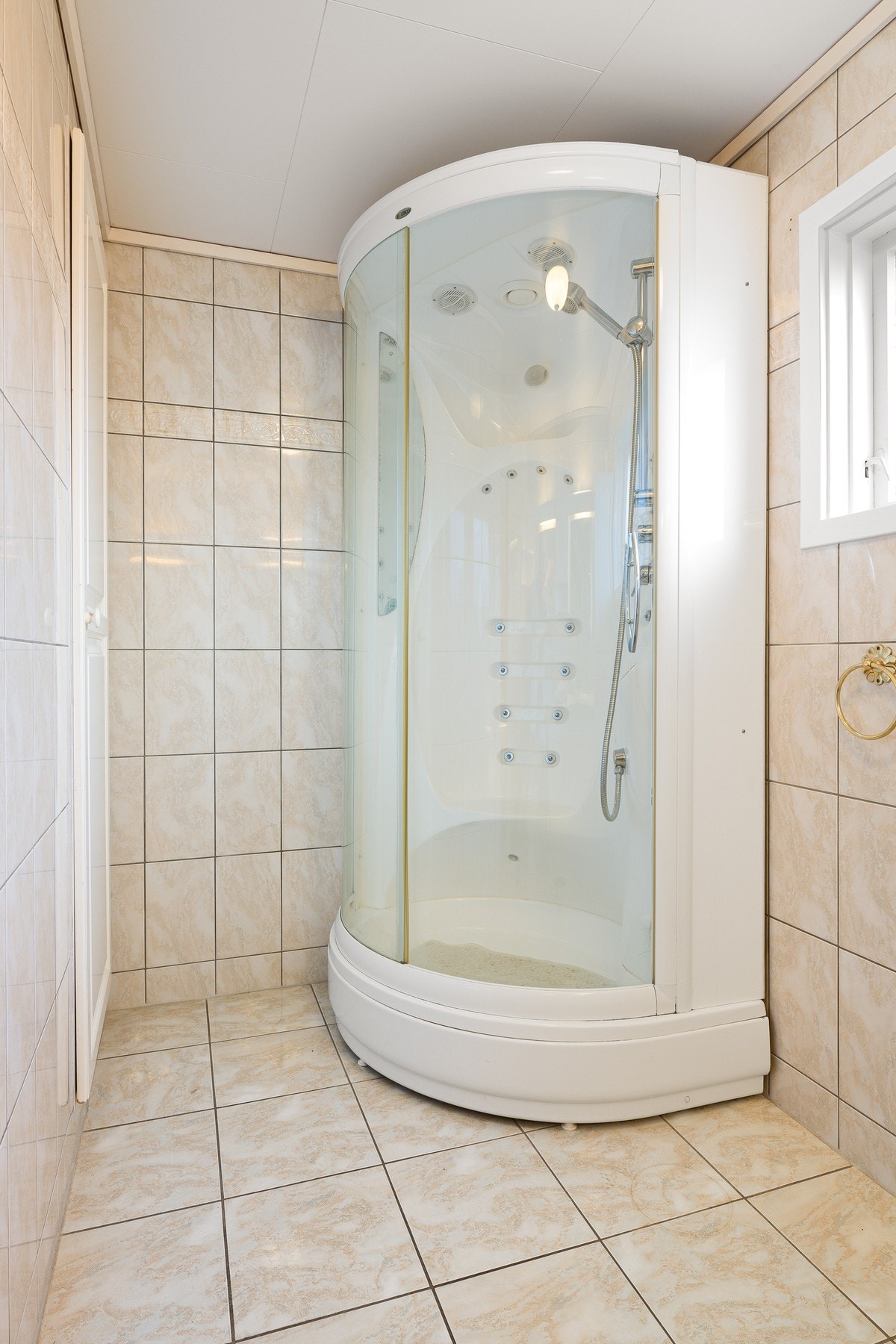 Videre er badet utstyrt med toalett og dusjkabinett. Galleribilde