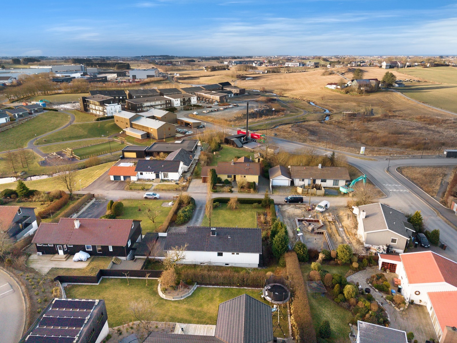 For de yngste er det god plass til å leke på plenen. Galleribilde