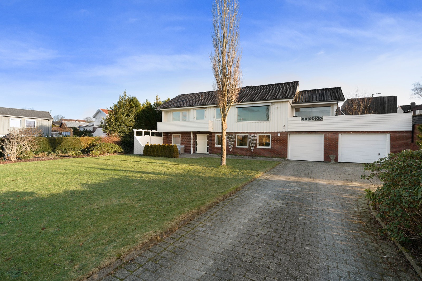 Eiendommen er flott opparbeidet og har gode solforhold. Galleribilde