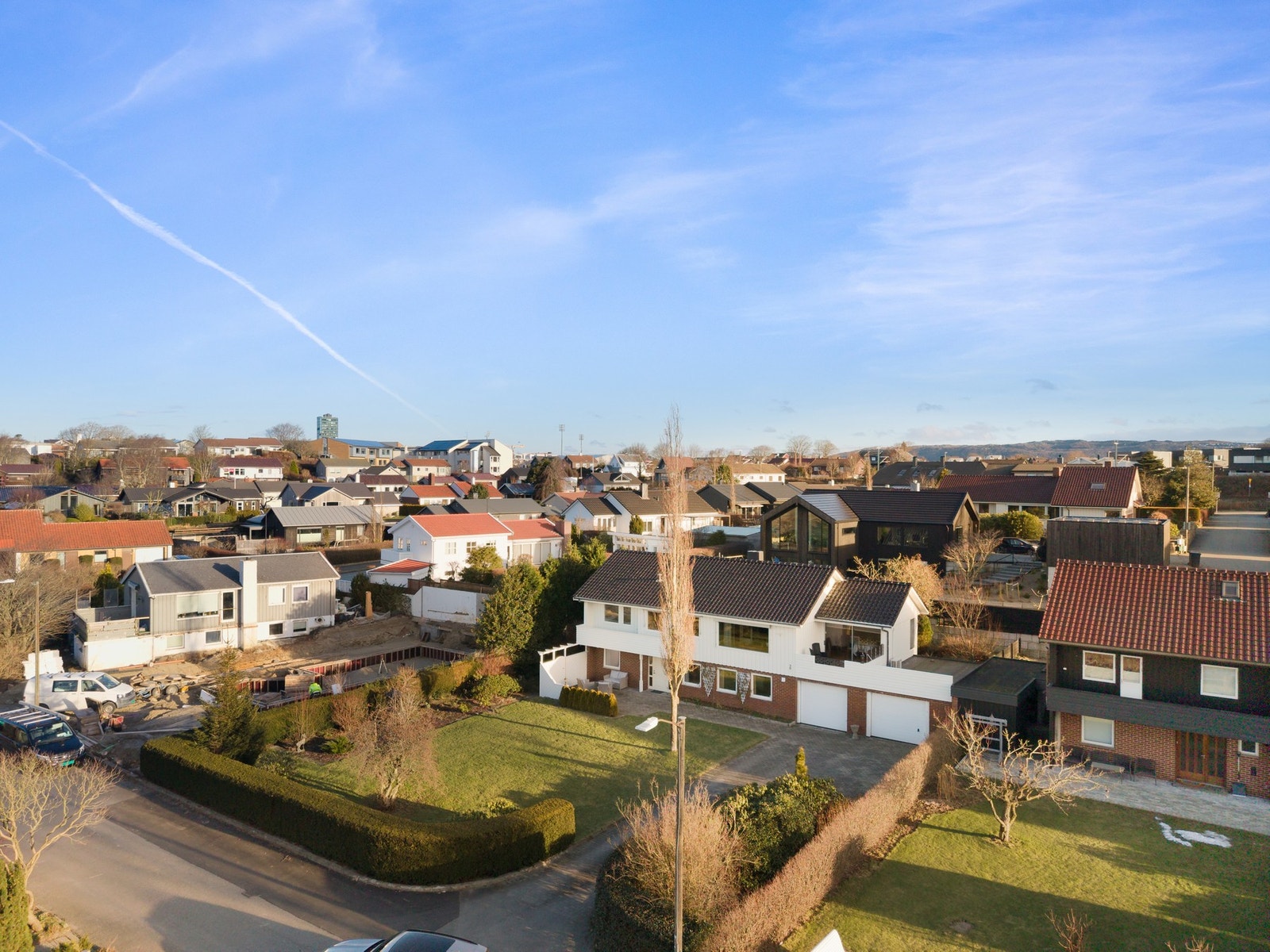 Eiendommen er på 930 kvm og har en fin plassering i et etablert boligfelt. Tomten er flott opparbeidet og bærer preg av godt stell. Mot gaten og naboeiendommer er det frodig hekk. Galleribilde