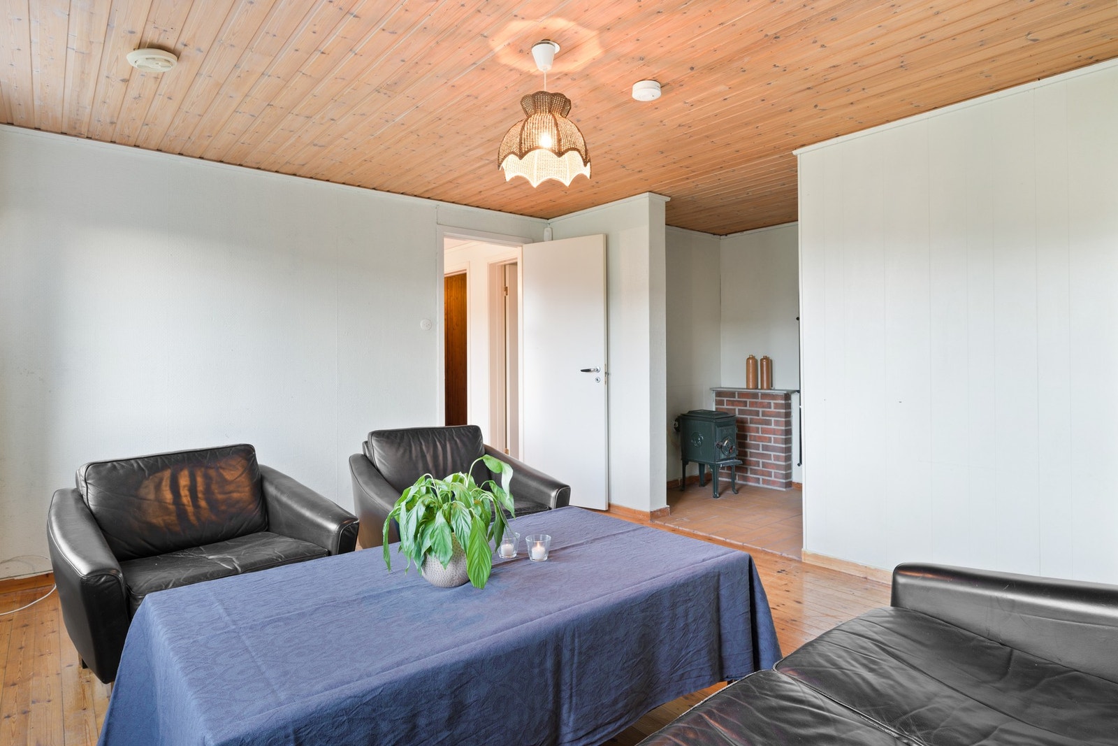 Boligen har et rom som i dag er innredet som kjellerstue, det gjøres oppmerksom på at at dette rommet avviker fra tegninger fra kommunen. På tegninger fra kommunen er dette rommet beskrevet som "hobbyrom". Galleribilde