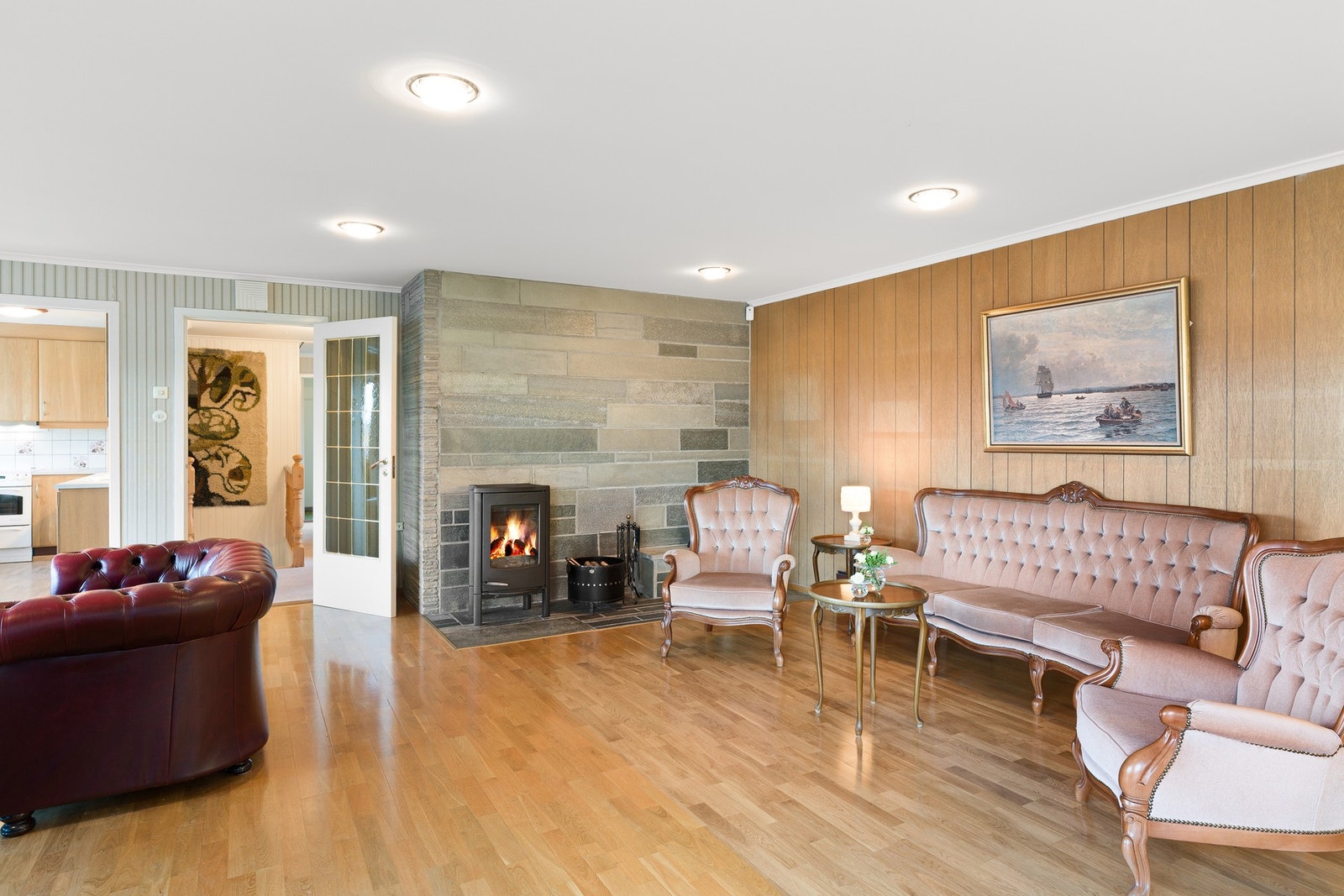 Rommet har store vindusflater som slipper inn rikelig med naturlig lys. Galleribilde