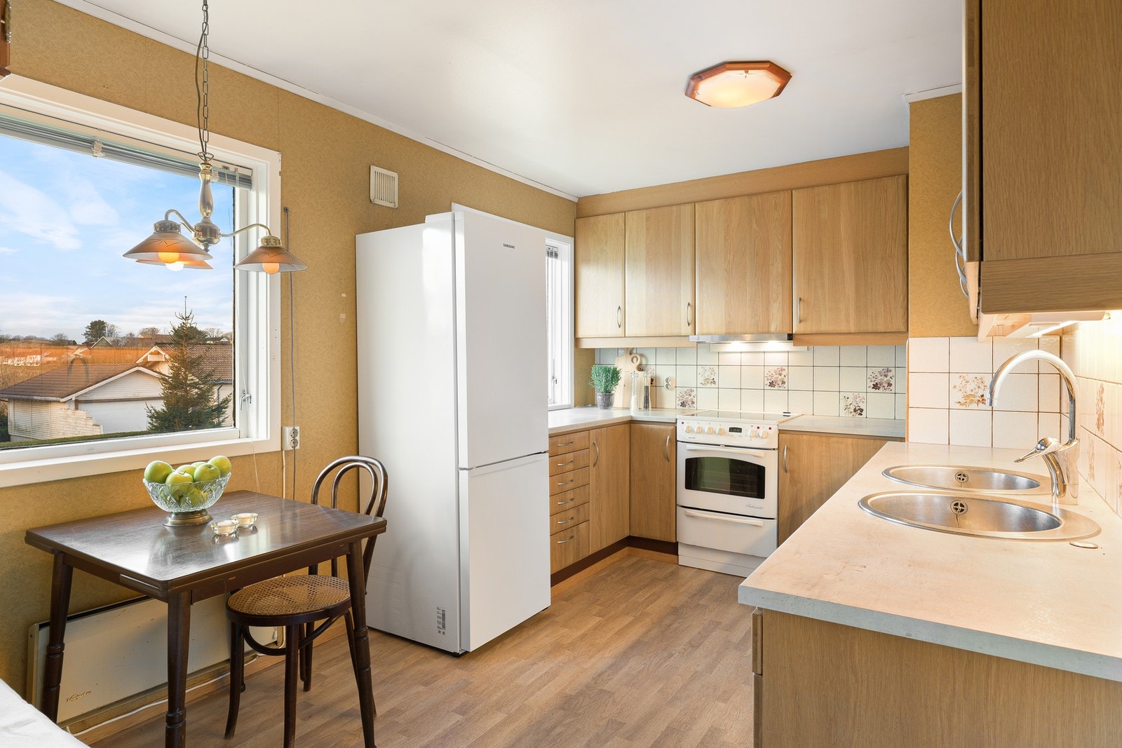 Kjøkkenet har plass til frittstående kjøleskap, oppvaskmaskin og komfyr. Galleribilde