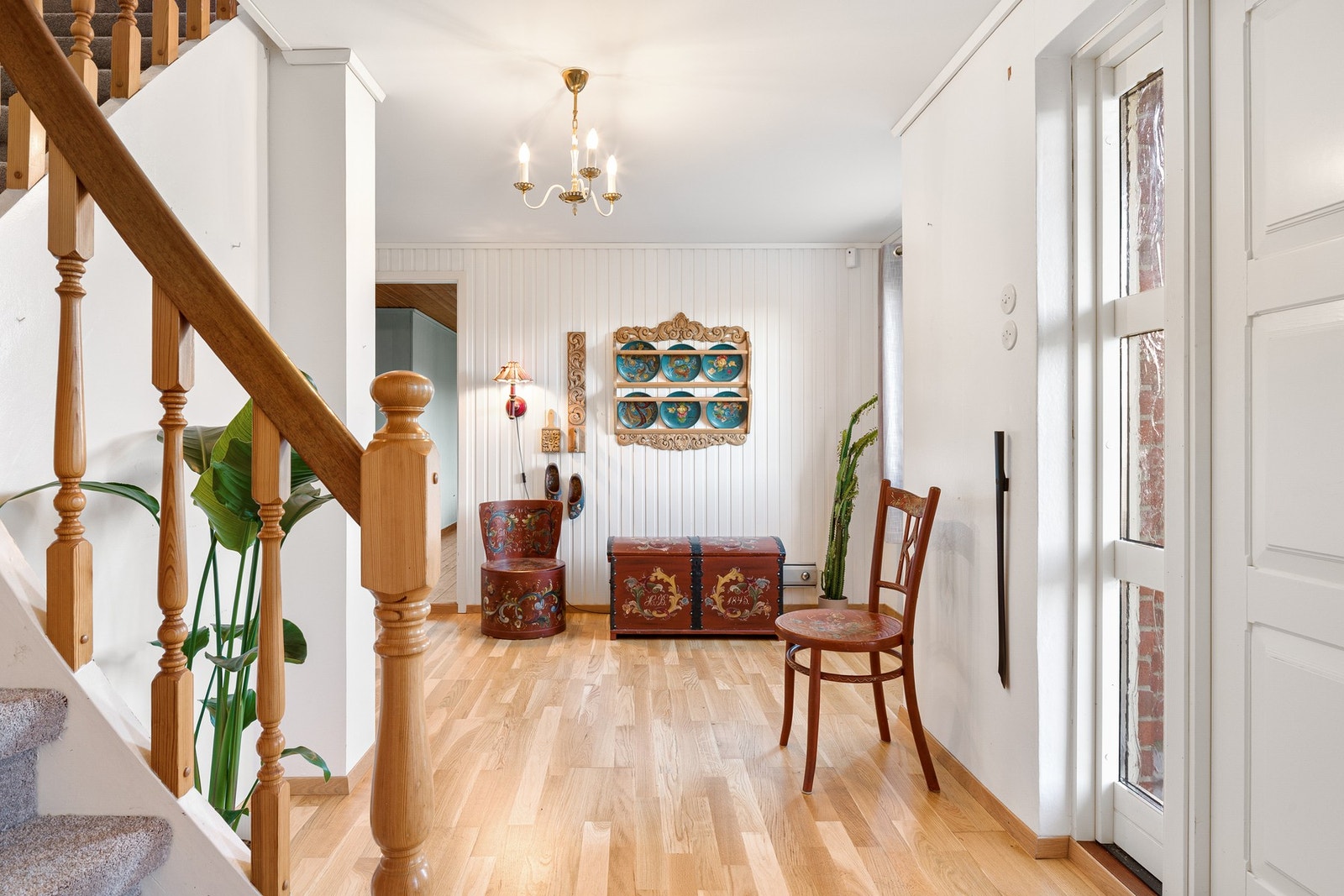 Fra gangen er det direkte adkomst til trappegang opp til boligens andre etasje. Galleribilde