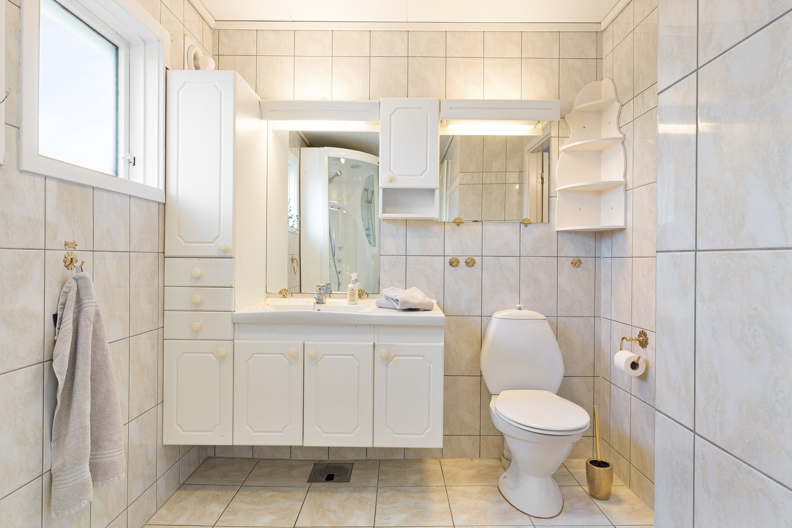 Av våtrom har boligen et bad, wc-rom og separat vaskerom. Galleribilde