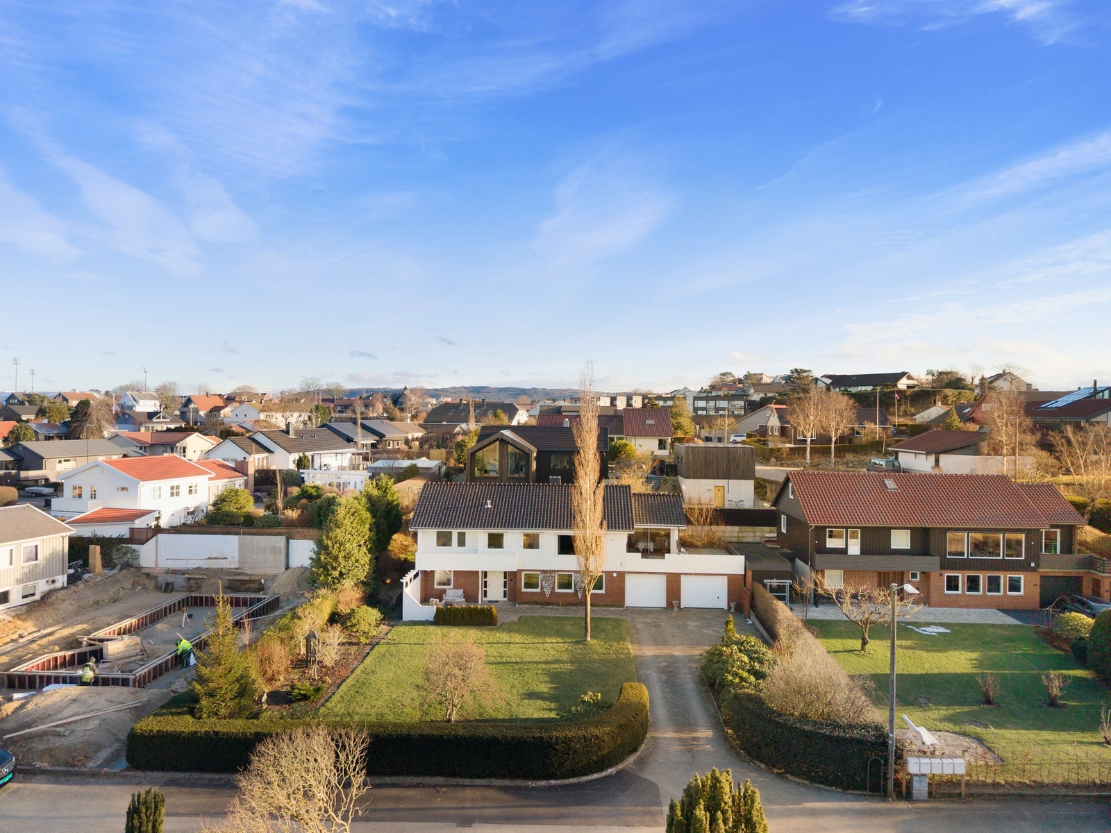 Eiendommen ligger i et sentrumsnært og barnevennlig boligområde på Bryne. Her har dere nærhet til barnehager, skoler, friluftsområder, kollektivtransport, en rekke butikker og et variert servicetilbud. Galleribilde
