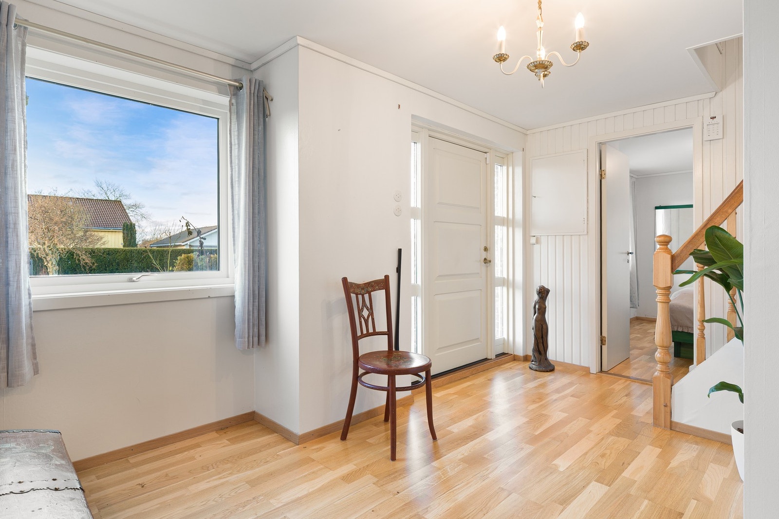 Boligen har inngang i første etasje til en romslig gang med plass til oppheng av jakker og sko. Galleribilde