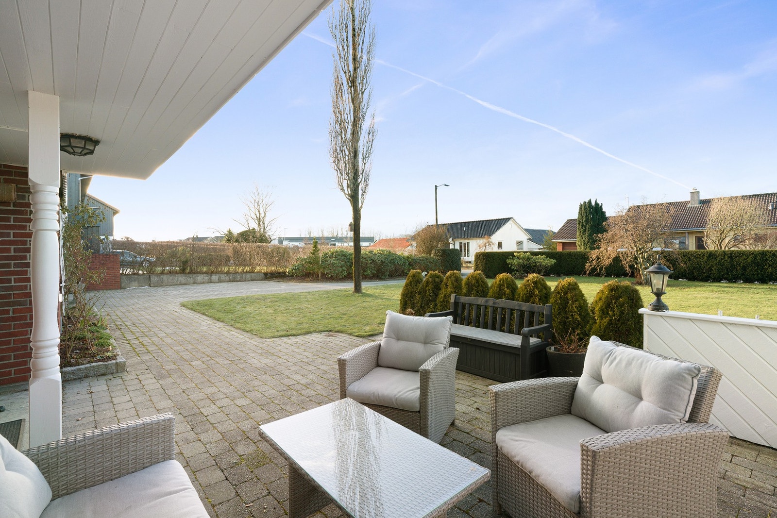 Eiendommen er solrik og har en meget velstelt og pent beplantet hage mot vest. Galleribilde