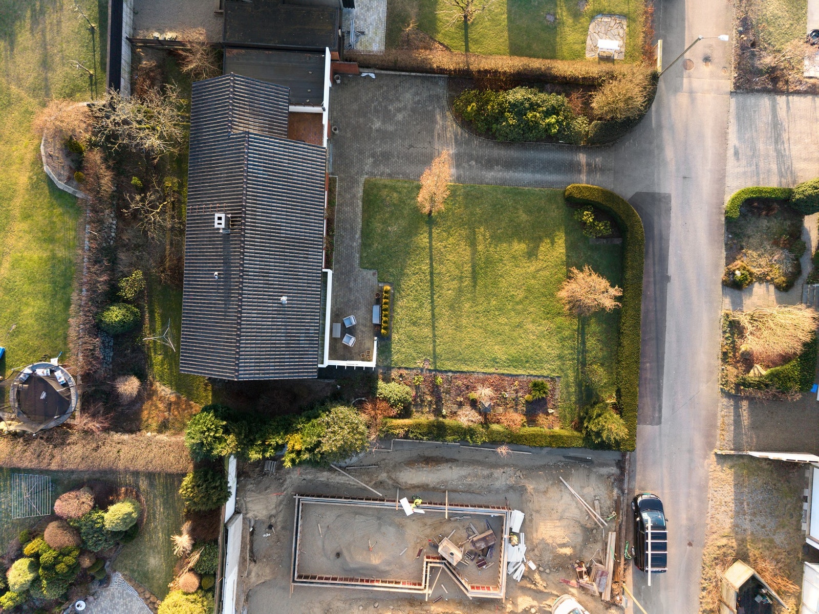 I hagen er det god boltreplass for liten og stor. Galleribilde