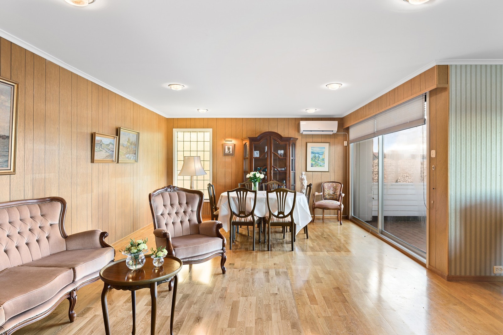 Her er plass til sofagruppe, spisestuemøblement, godstoler med mer Galleribilde