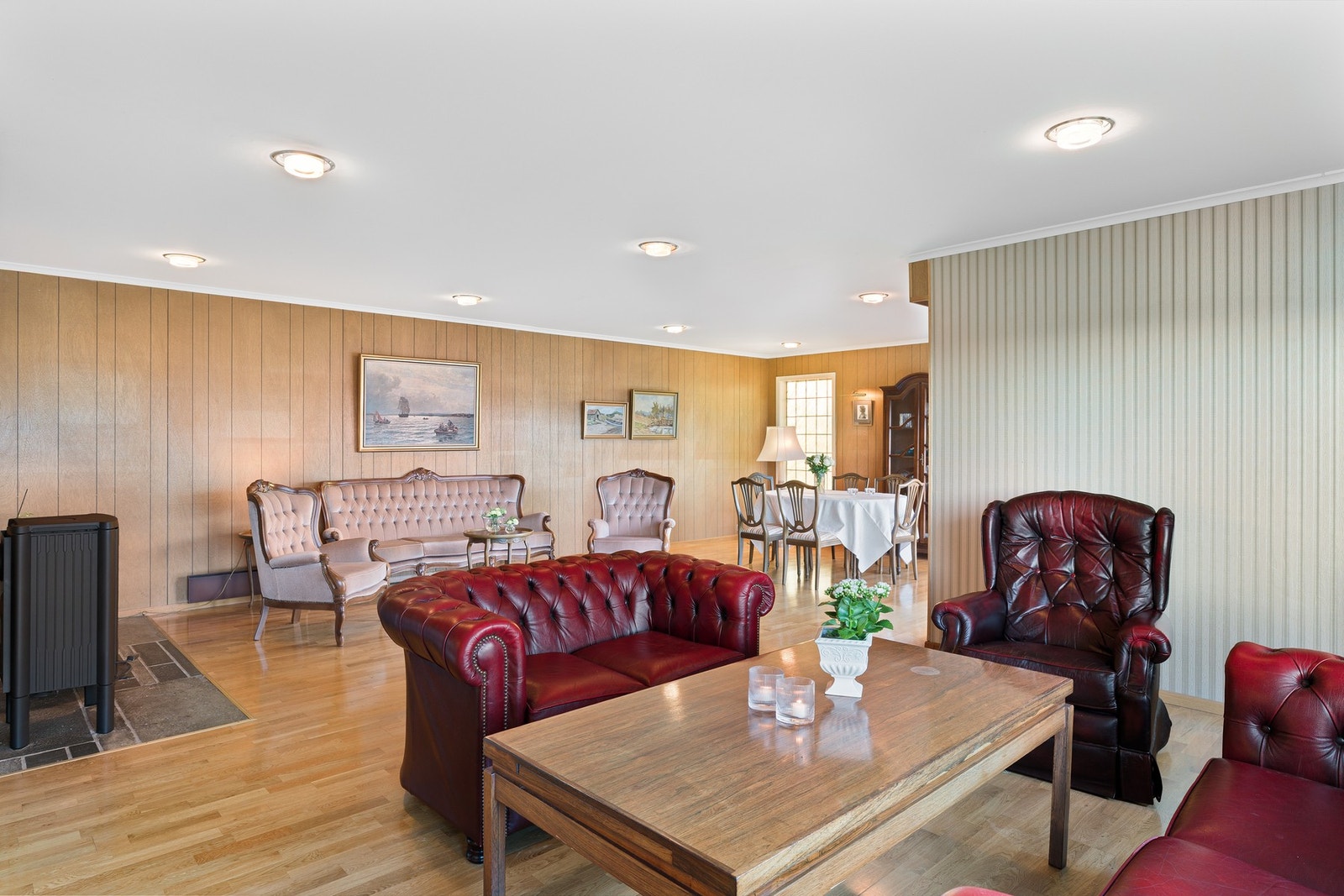 Det er også skyvedør i stuen ut til takterrassen over garasjen. Galleribilde