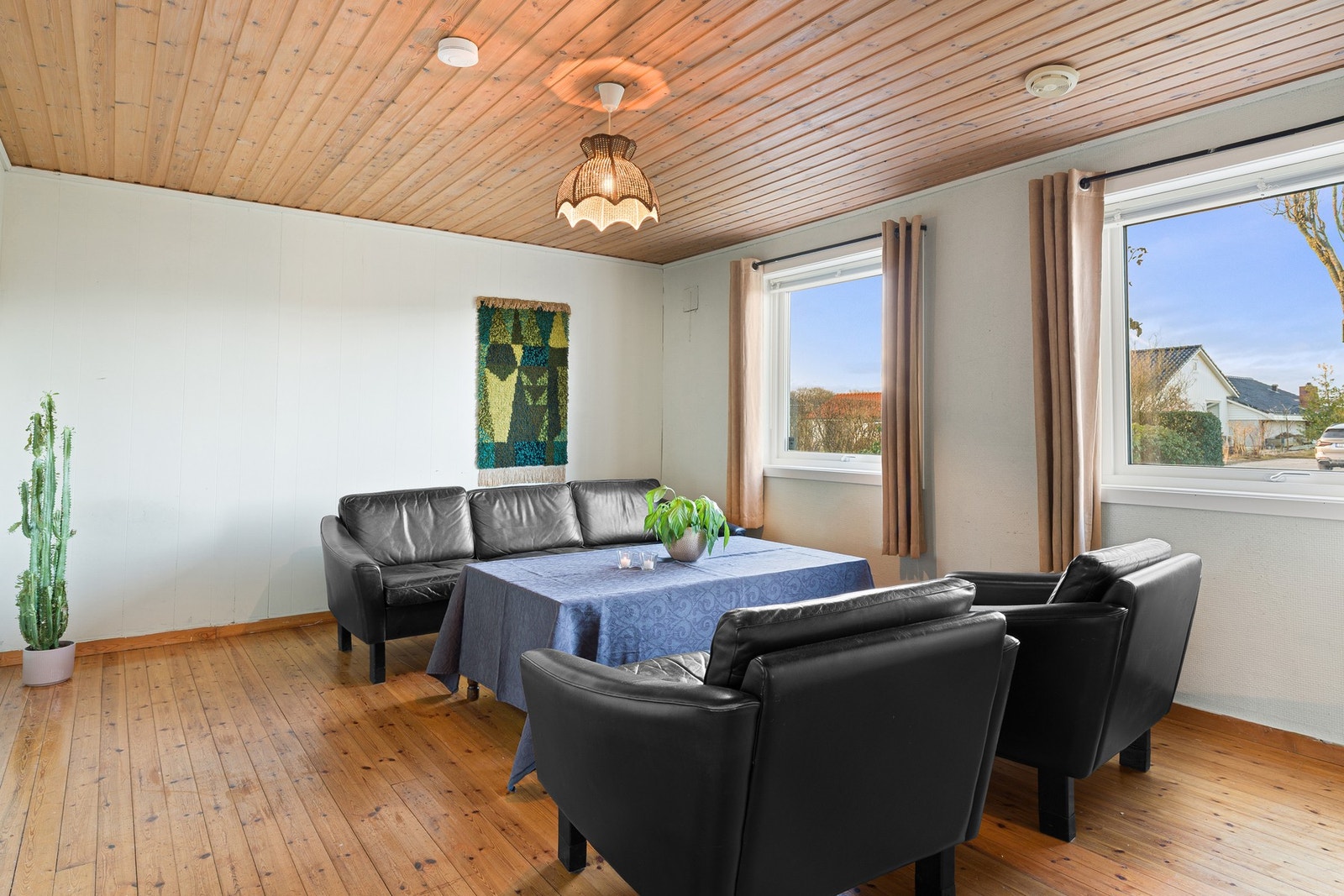 Kjellerstuen er romslig og har god møbleringsfrihet med plass til sofa, tv-møblement og kontorløsning m.m. En ekstra luksus de fleste setter pris på. Galleribilde