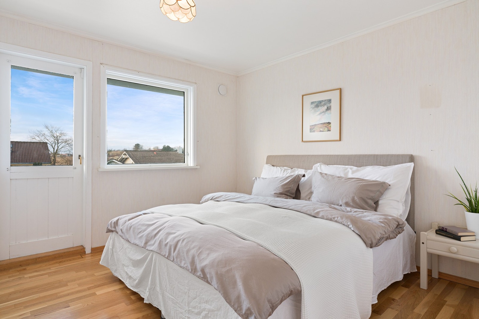 Hovedsoverommet er av god størrelse og har plass til dobbeltseng, nattbord og garderobeløsning. Rommet har også utgang til en praktisk balkong. Galleribilde