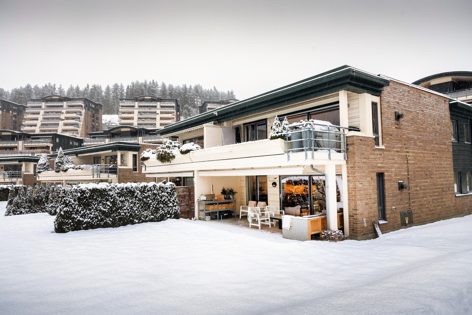 Intern beliggenhet på enden med stor usjenert platting rett ut mot nydelige grøntarealer. Galleribilde