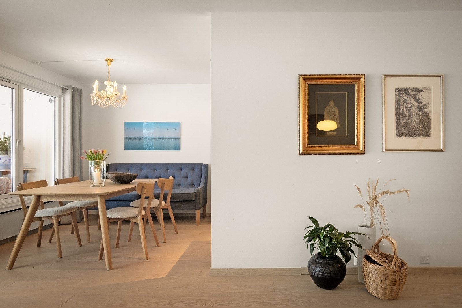 Delvis åpen løsning mellom stue og kjøkken Galleribilde