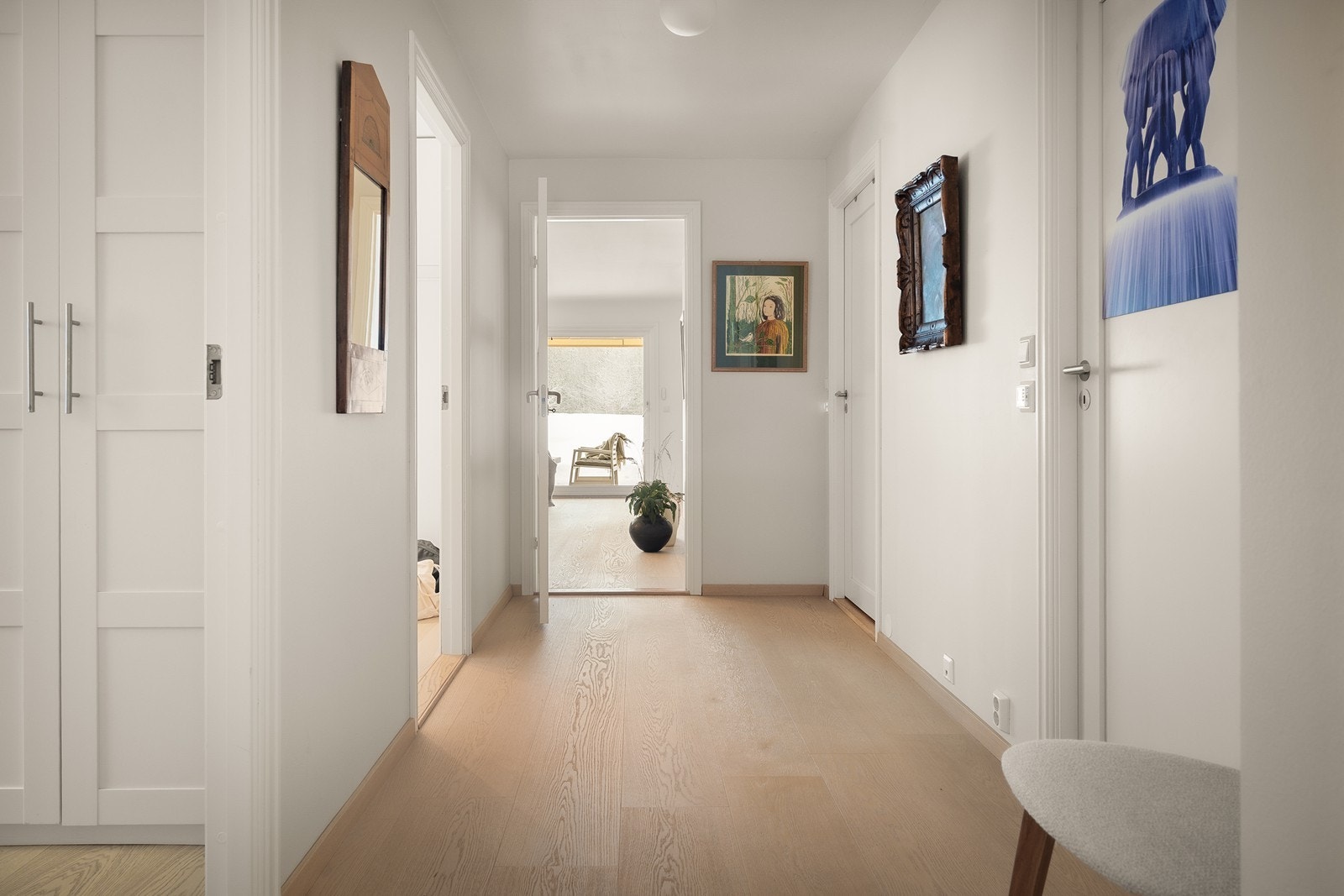 Soverommene og badene ligger tilbaketrukket i den ene enden av leiligheten, praktisk med dør for å skjerme støy fra sosial sone. Galleribilde