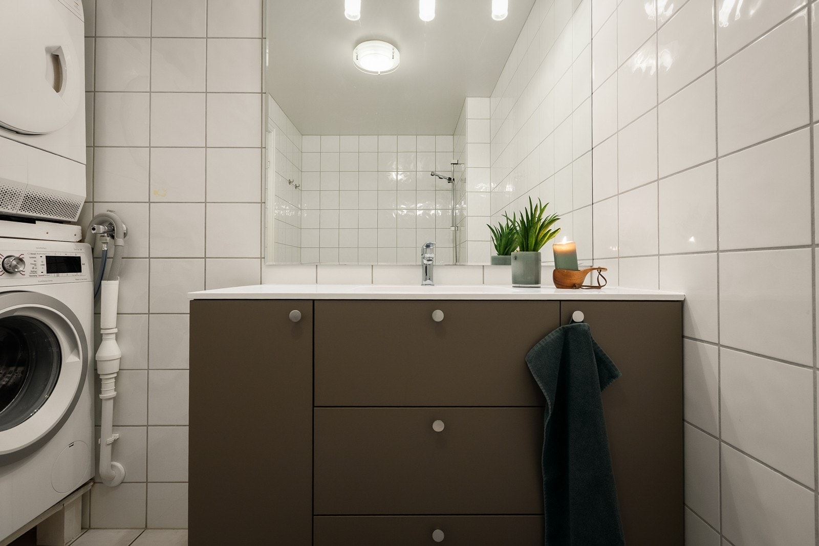 Ny baderomsinnredning fra Schmidt. Opplegg fo99r vaskemskin og tørketrommel. Galleribilde