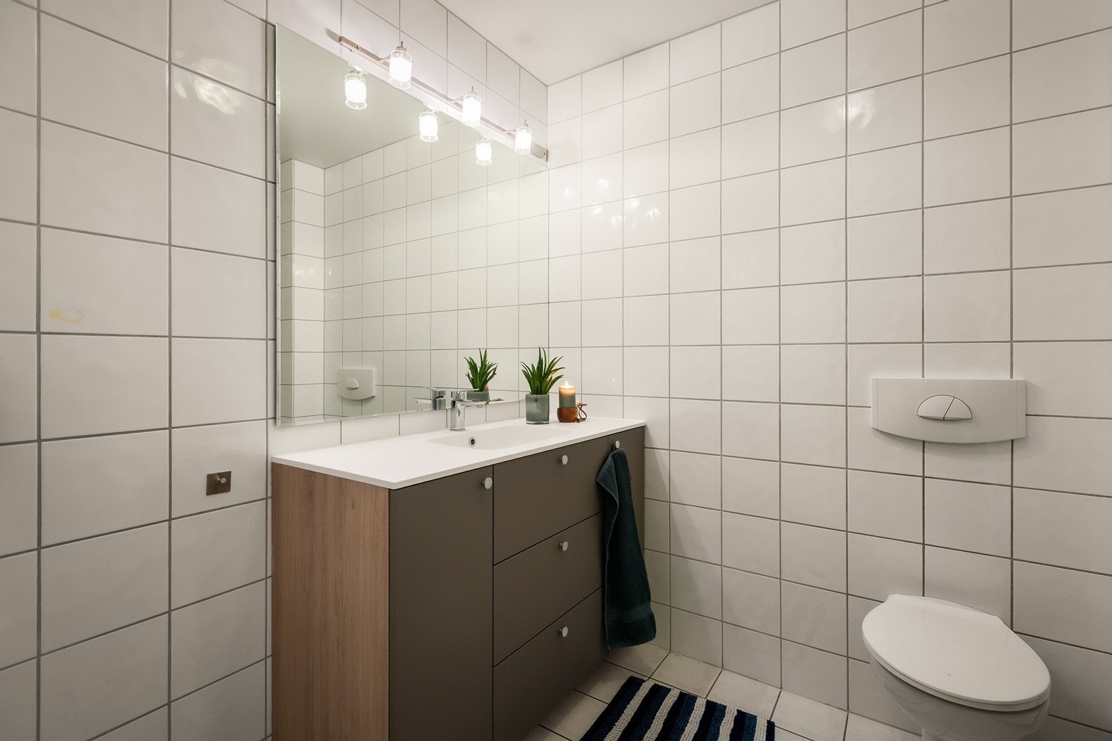 Boligen har 2 bad, hvorav det ene har dusjhjørne og det andre badekar. Begge badene har WC. Galleribilde