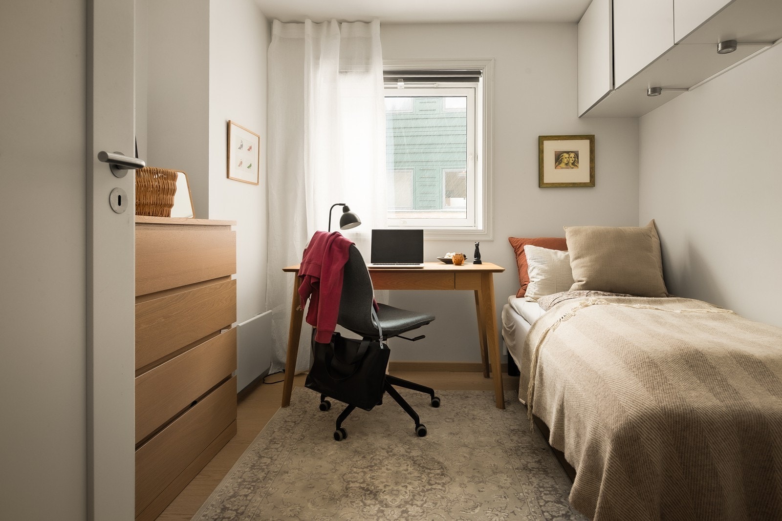 Soverom 3 har plassbygde overskap over sengen. Galleribilde