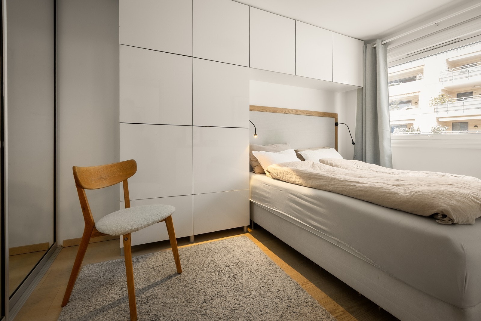 Hovedsoverom med skyvedørsgarderobe og plassbygde skapinnredninger Galleribilde