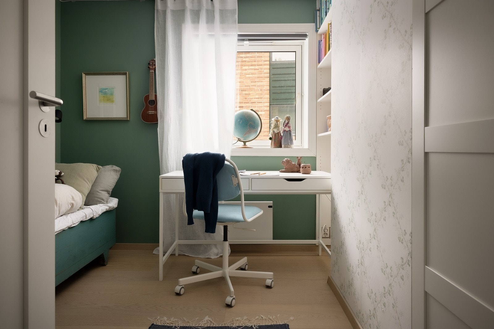 Leiligheten har 3 soverom, et større hovedsoverom og to litt mindre som passer fint som barnerom/gjesterom/kontor Galleribilde