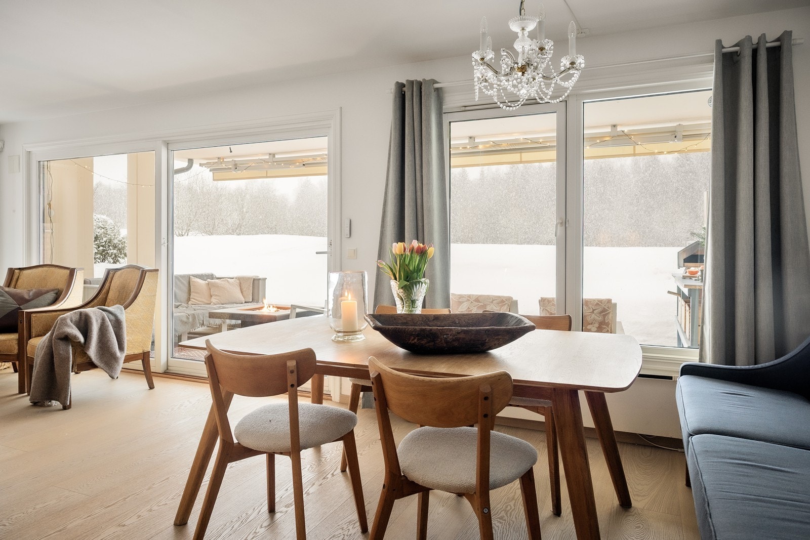 De store vinduene gir rikelig med naturlig lys inn i boligen. Galleribilde