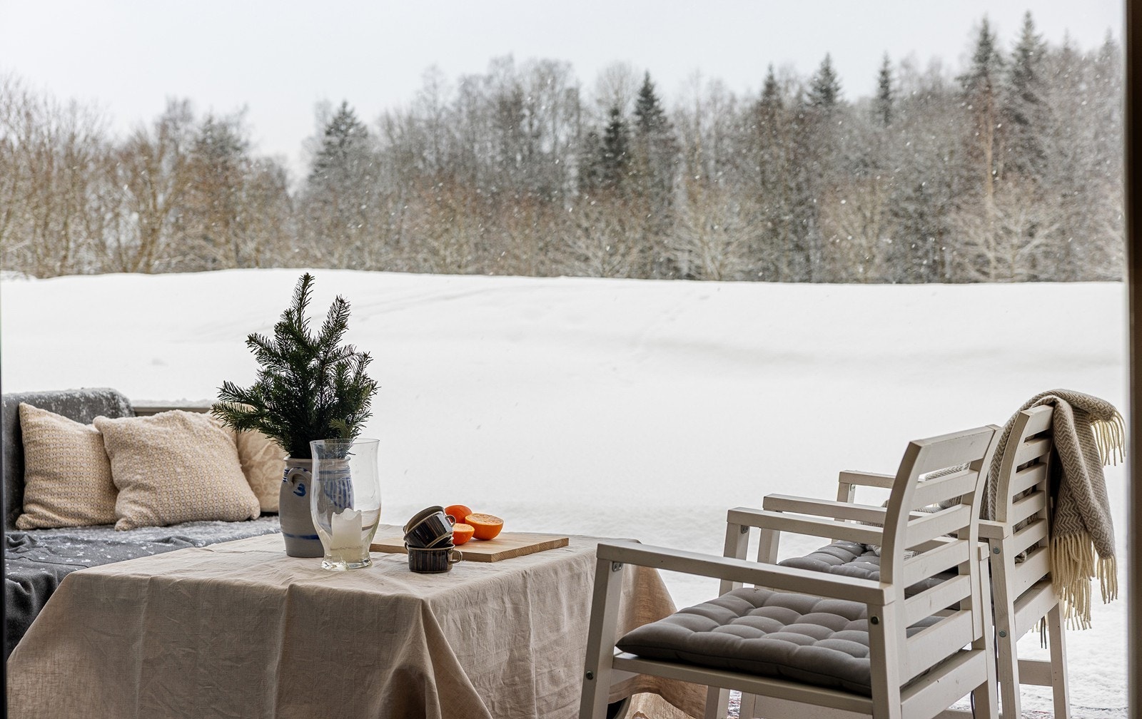 Overbygget og skiferlagt platting ca. 26 kvm med elektrisk markise og utekjøkken/kjøkkenbenk. Galleribilde